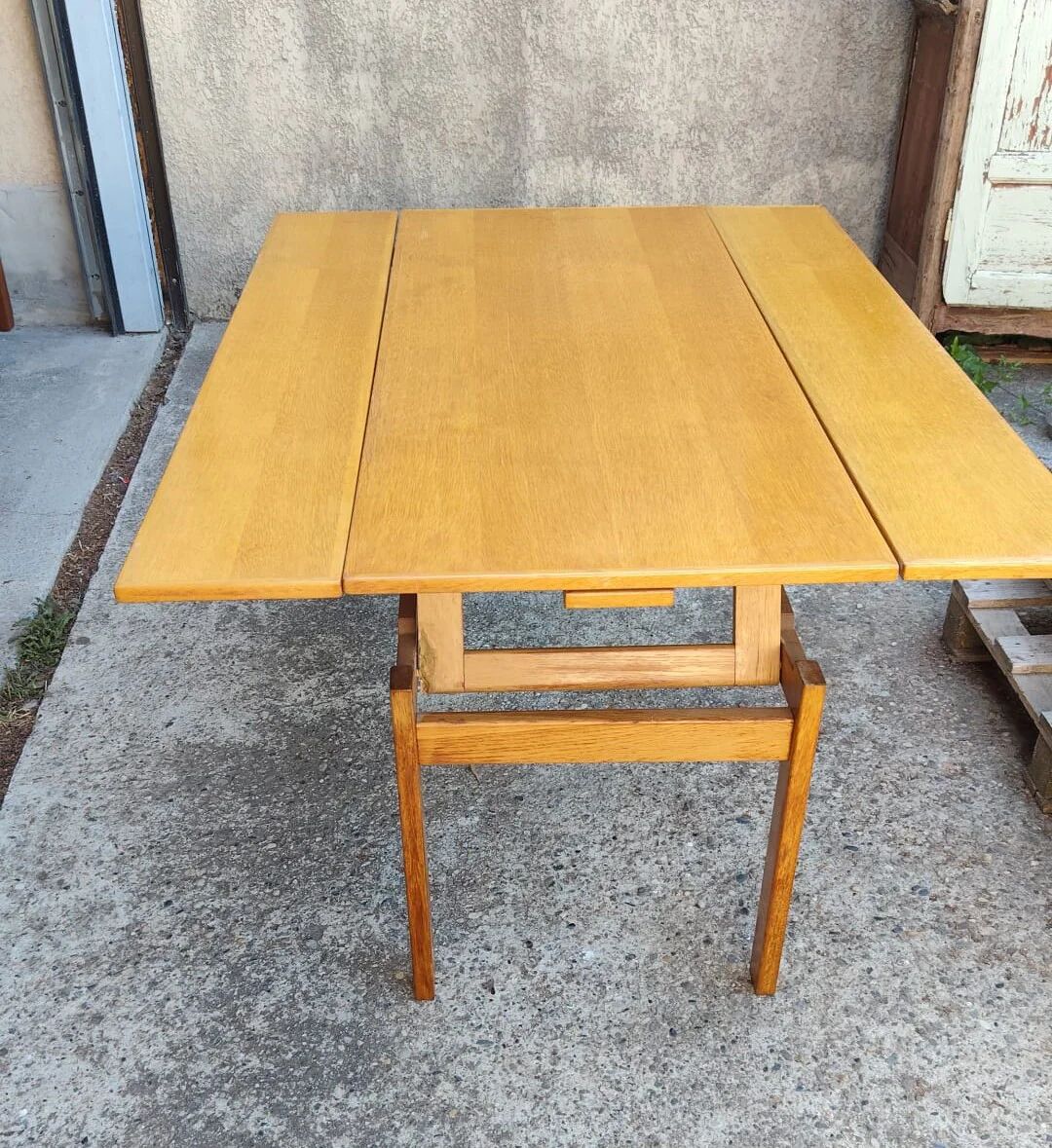 Vintage Scandinavian drop-leaf dining table in oak, 1970s.