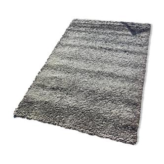 Rug in the style of a designer.