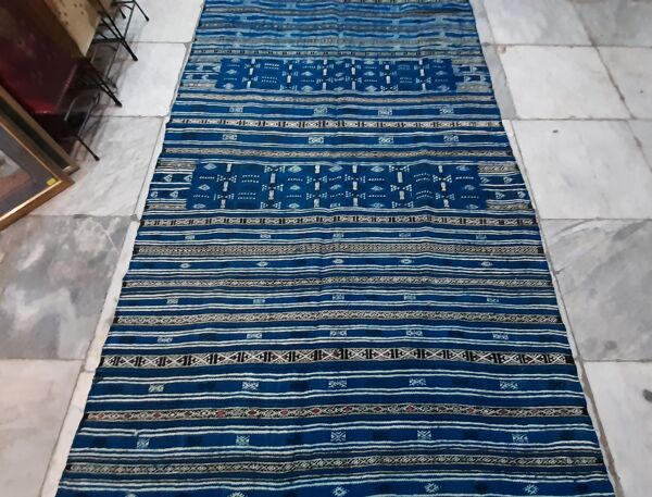 tapis kilim marocain bleu, tapis berbère en laine fait à la main 250x120cm