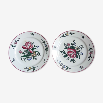 Two flat plates, pink floral decoration and tulip, in Sarreguemines earthenware, early XX century