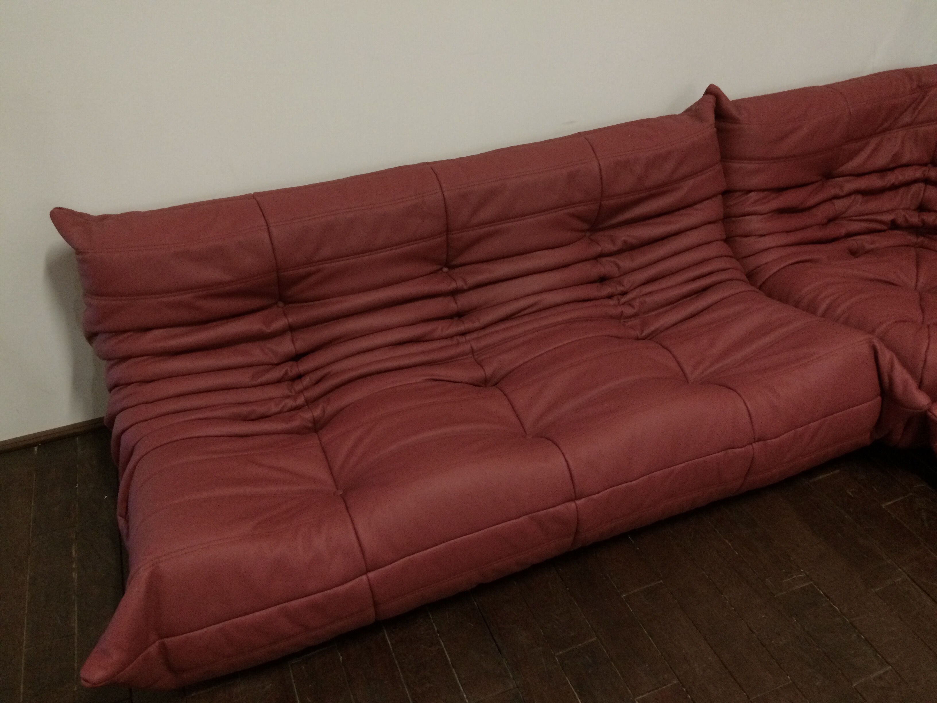 Sofa 3 places "Togo" red leather designed by Michel Ducaroy 1973