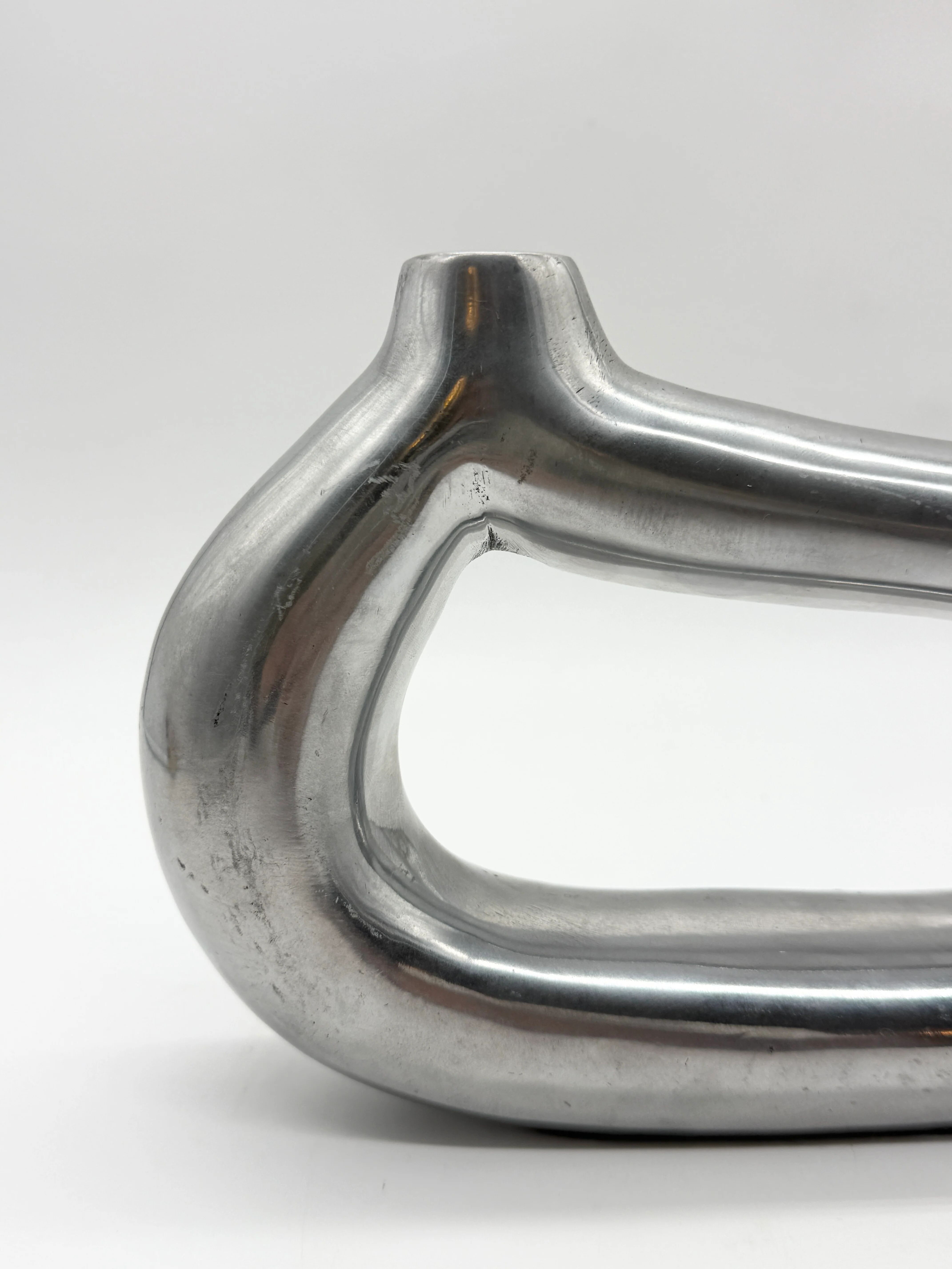 Vase sculptural en fonte d’aluminium, 1970s