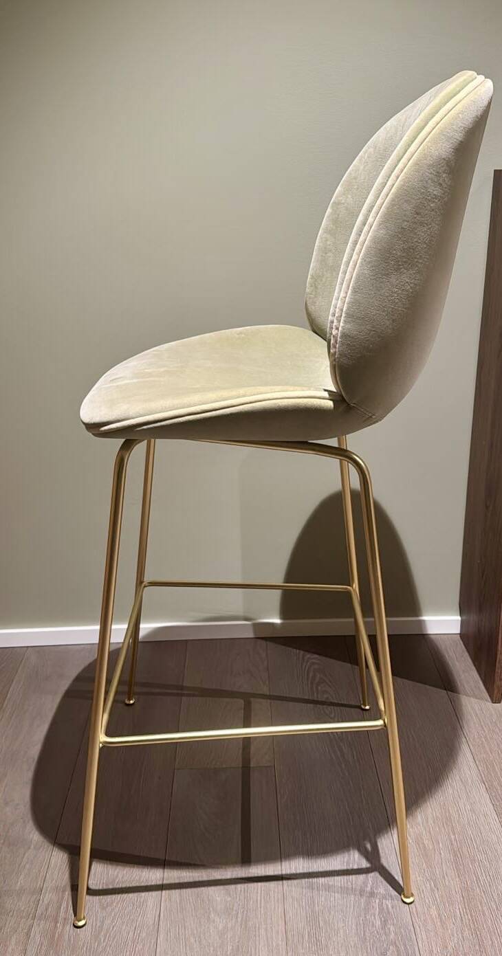 Chaises hautes Gubi velours vert clair