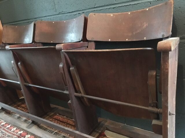 Rangée de 3 fauteuils de cinéma anciens