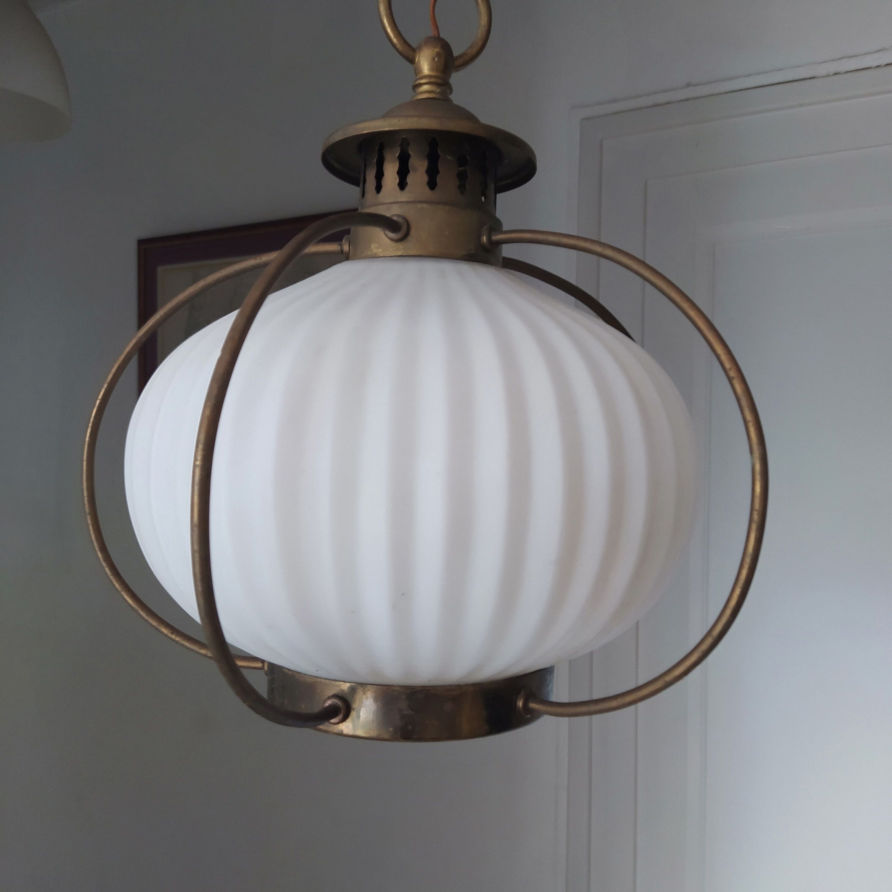 Suspension opaline cannelée et cuivre design original 1960