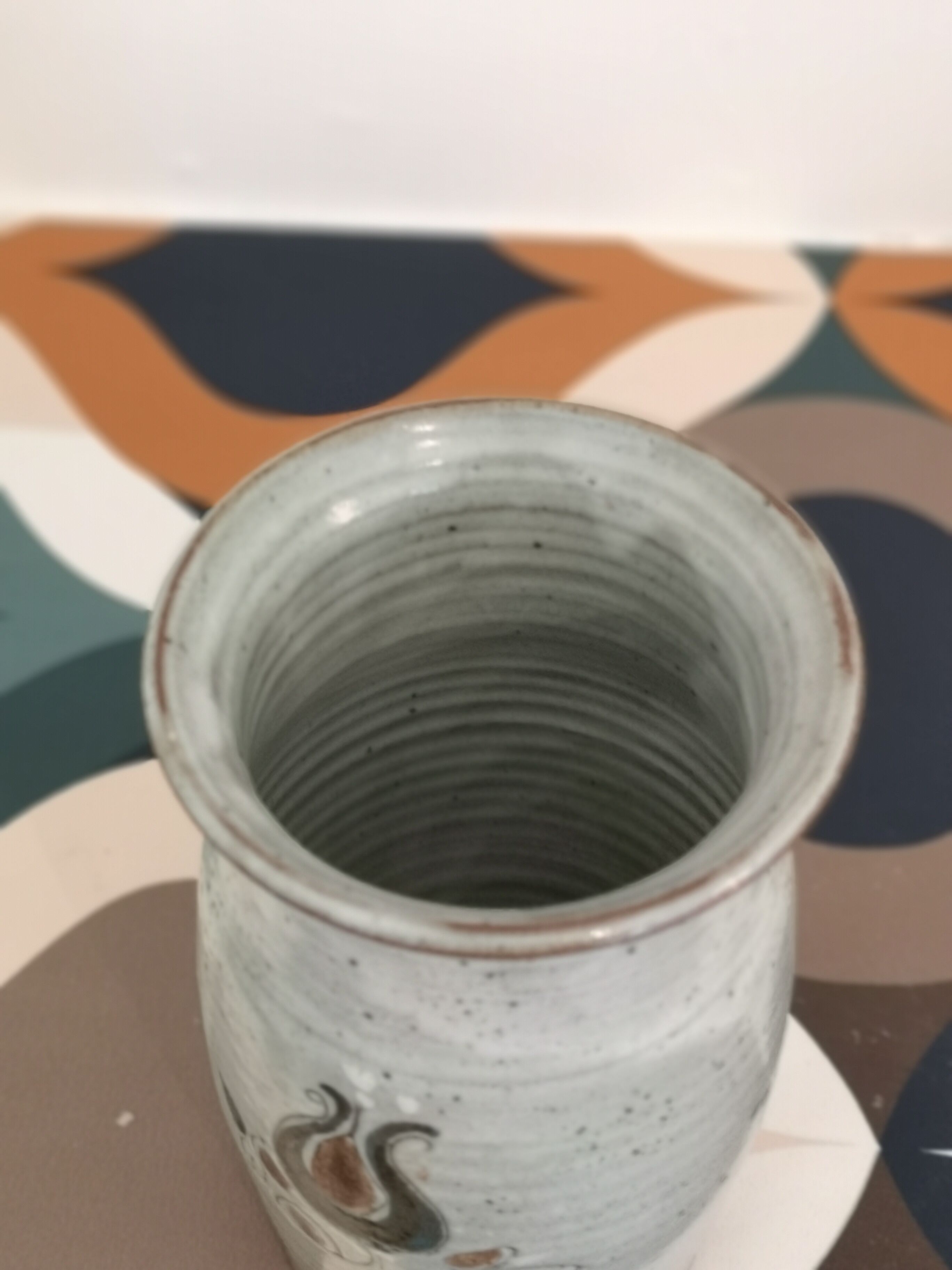 Vase en grés signé AH