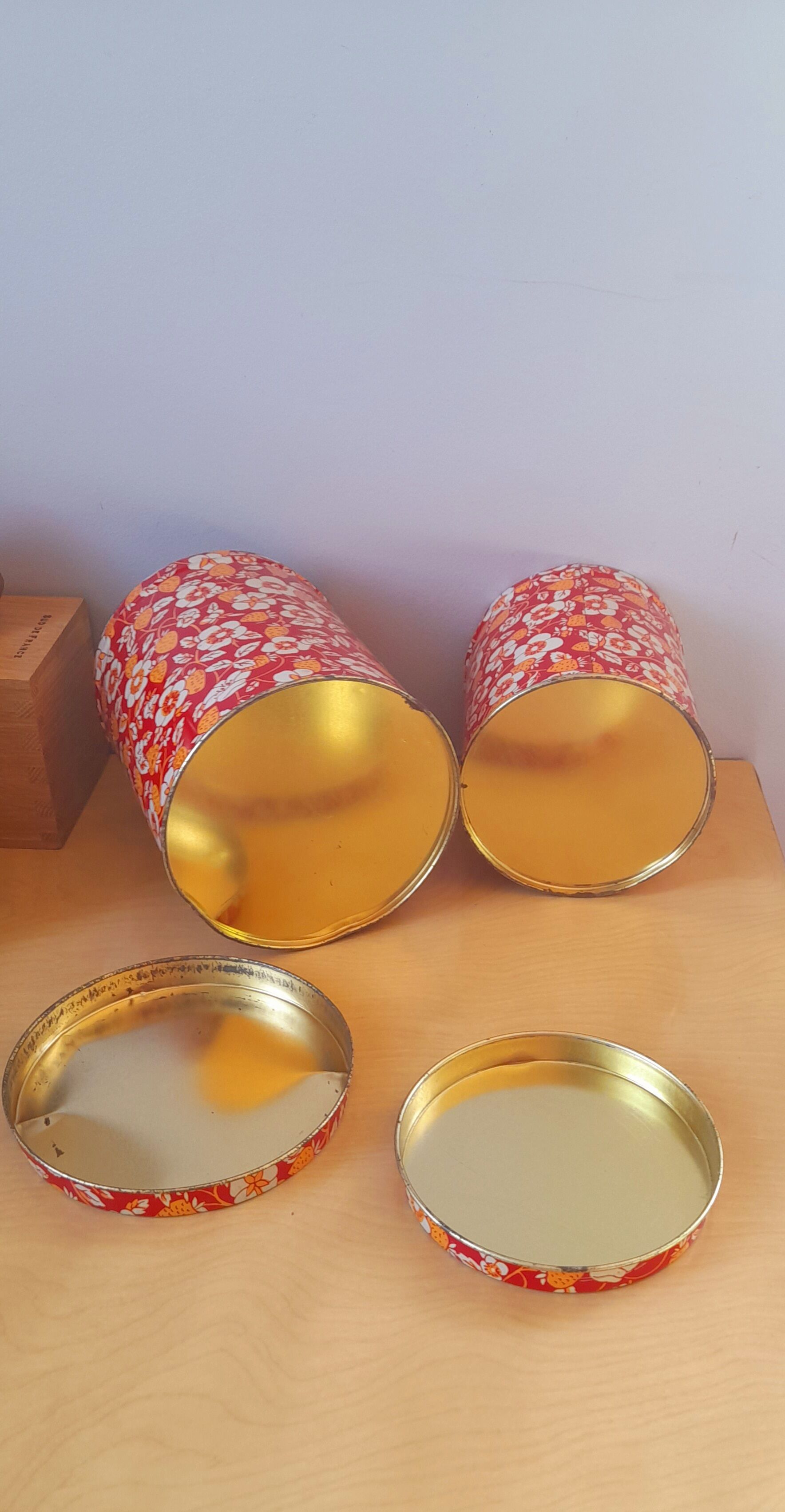 Strawberry round nesting boxes 60s