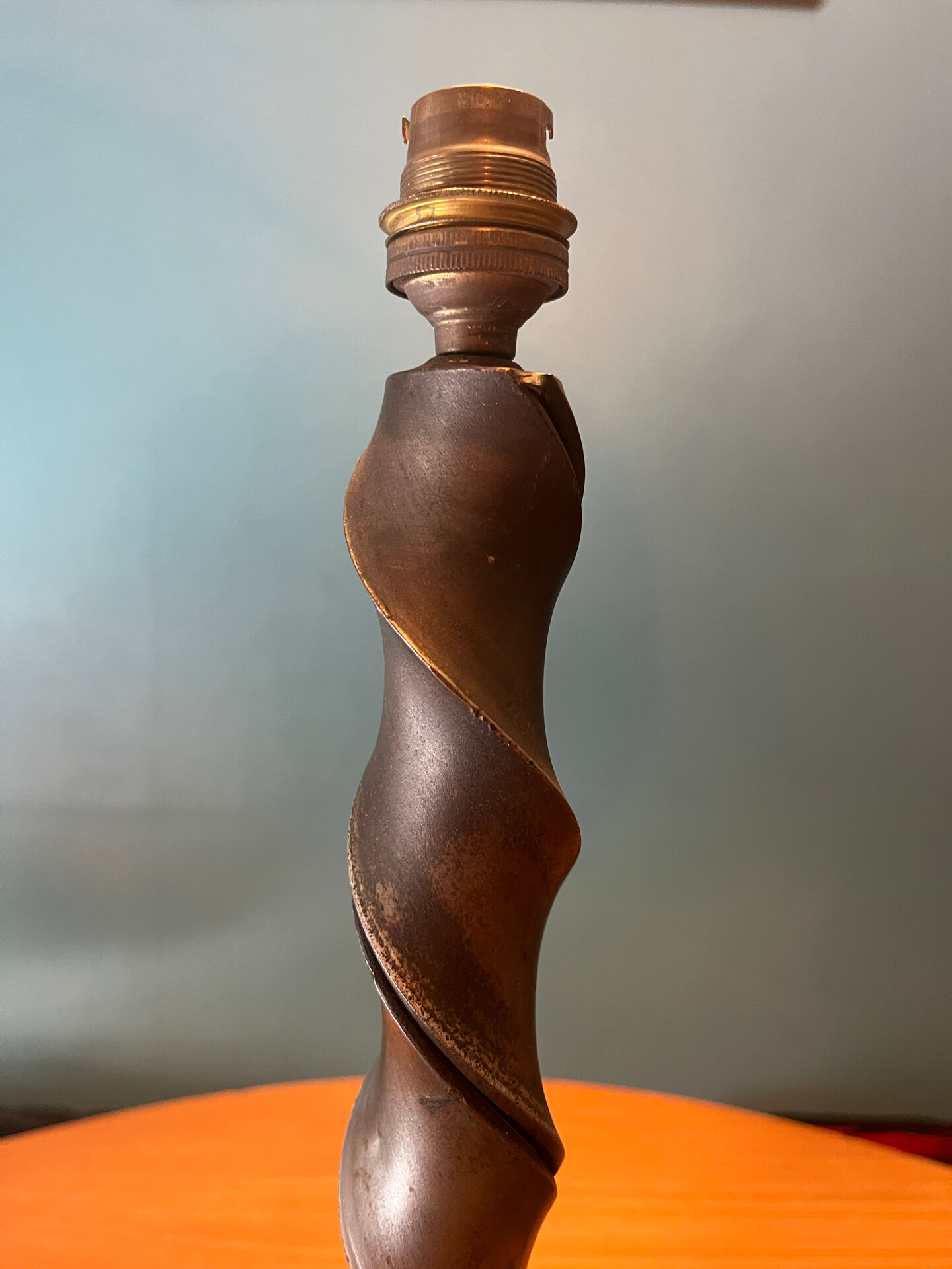 Pied de lampe tripode brutaliste fer forgé 1960