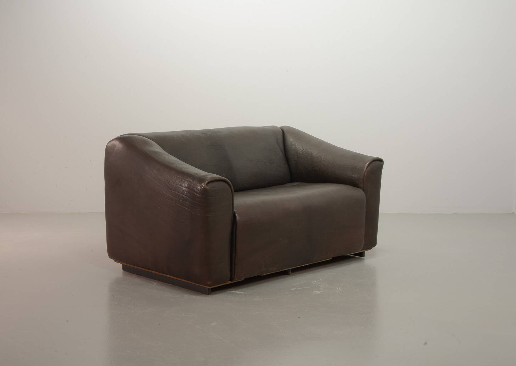 De Sede DS47 Extendable Brown Sadle Leather Loveseat Sofa. Switzerland, 70s