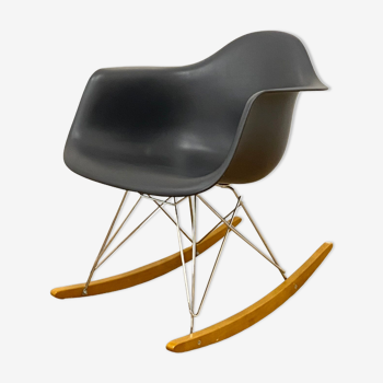 Rocking chair par Eames 242