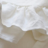 Nappe volantée en lin blanche et serviettes vichy marron