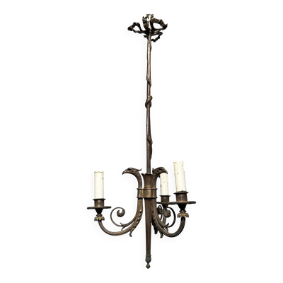 Lustre de style Empire en bronze à 3 bras de lumières surmontées de têtes d'aigles. Travail français. Vers 1900