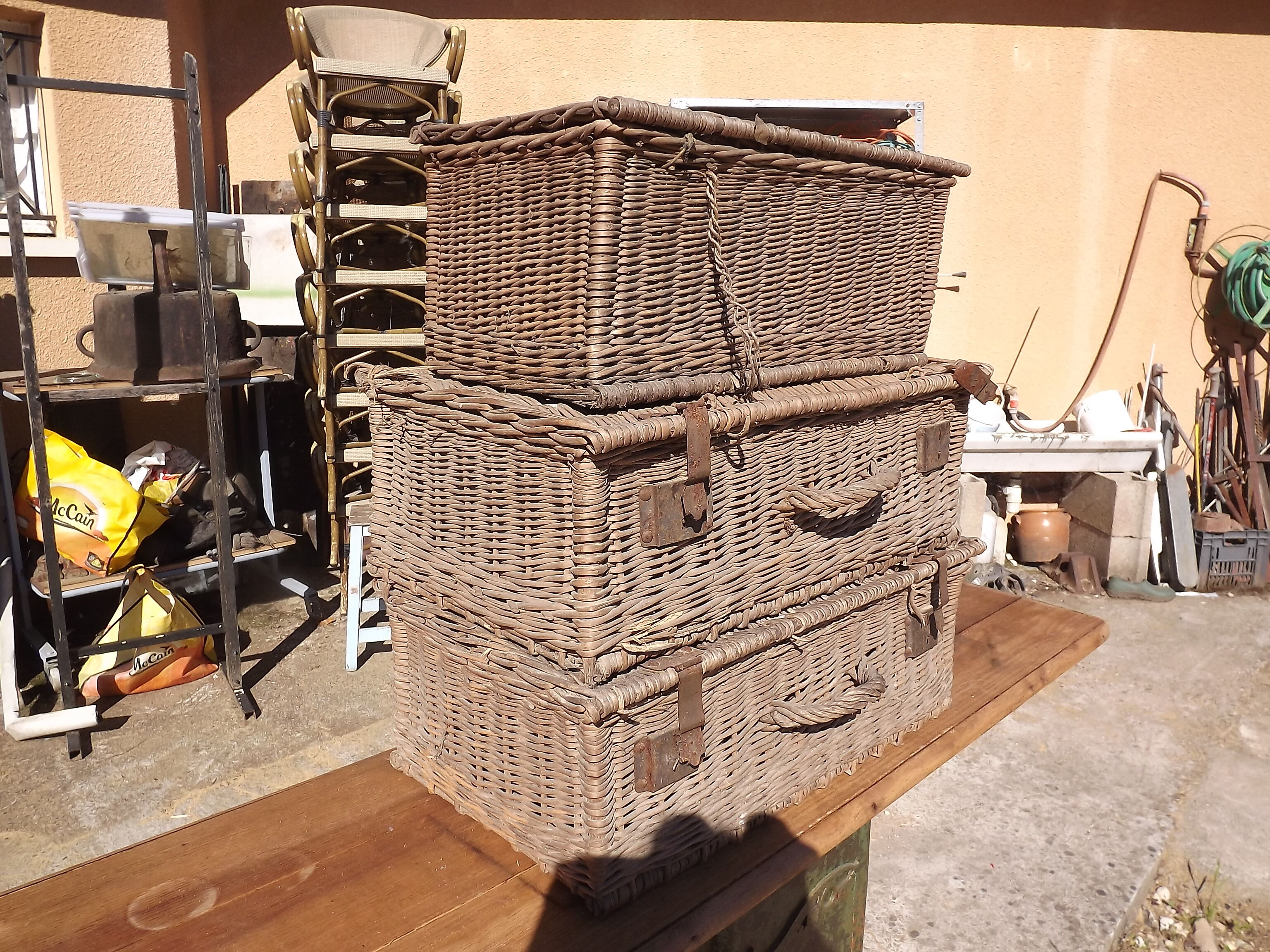 3 panières, old Wicker suitcases