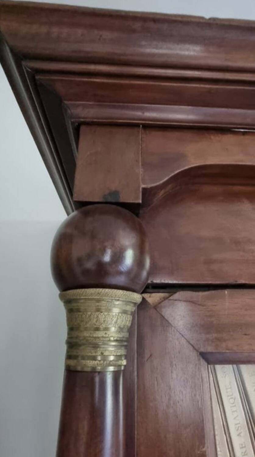 Armoire Empire avec colonnes ornées de bronze