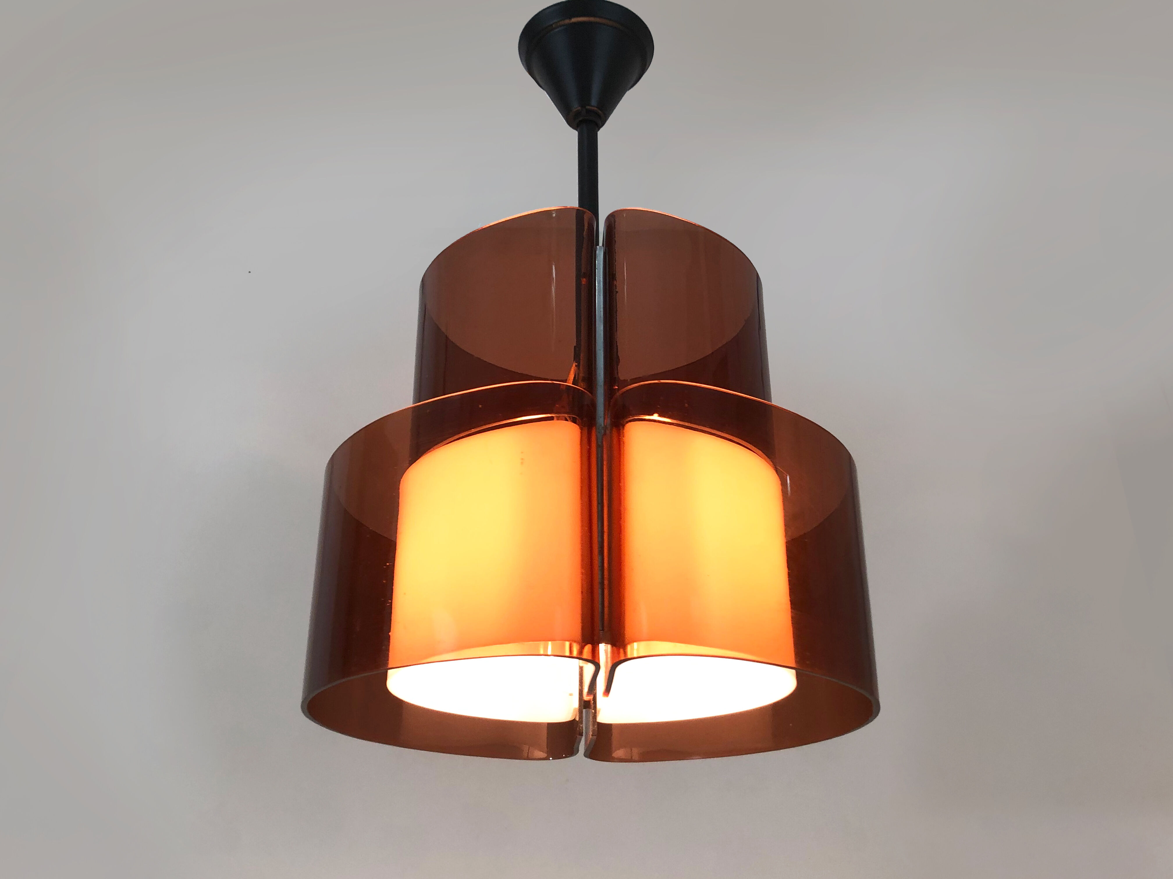 Suspension vintage en plexiglas fumé et blanc double feux. Année 60