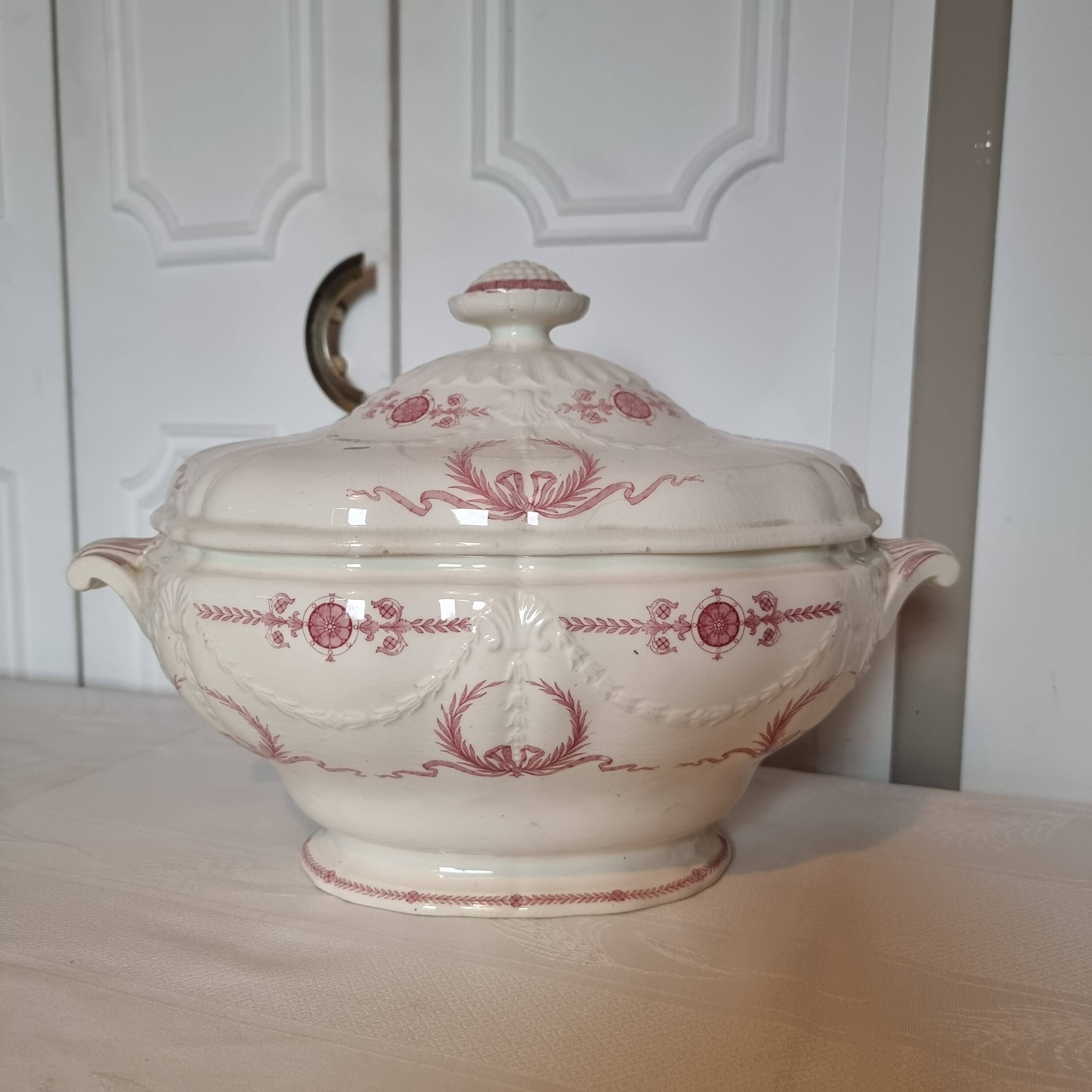 Superb and large English porcelain soup tureen by Minton (19th century)