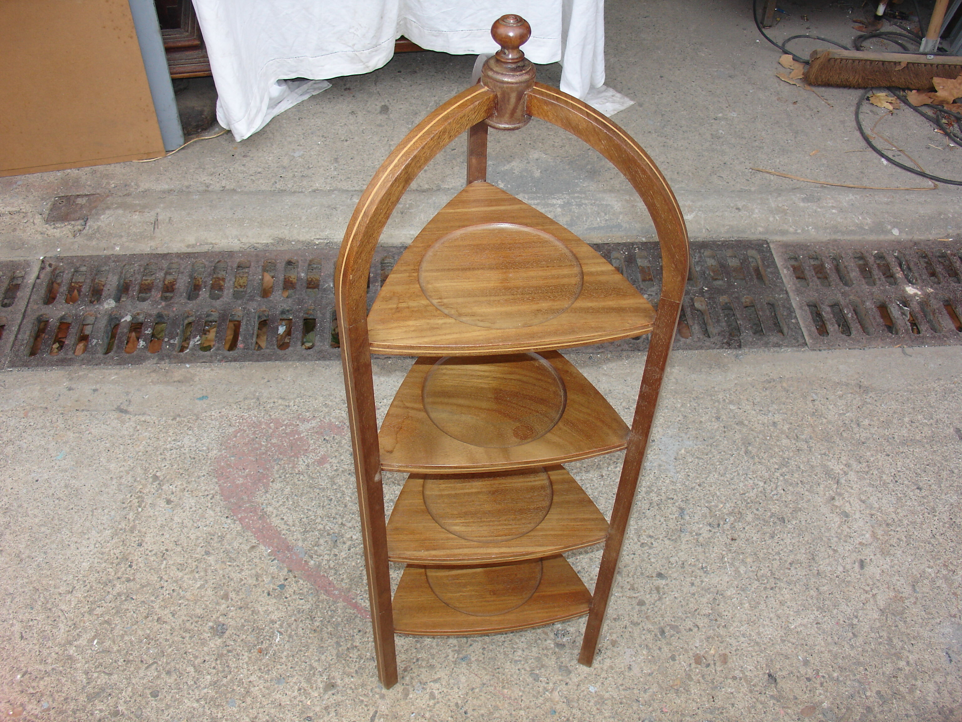 Small cake stand in solid Cuban mahogany and lemonwood inlay, circa 1900