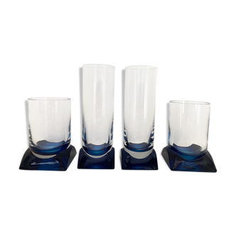 4 verres bleus en cristal avec base rectangulaire