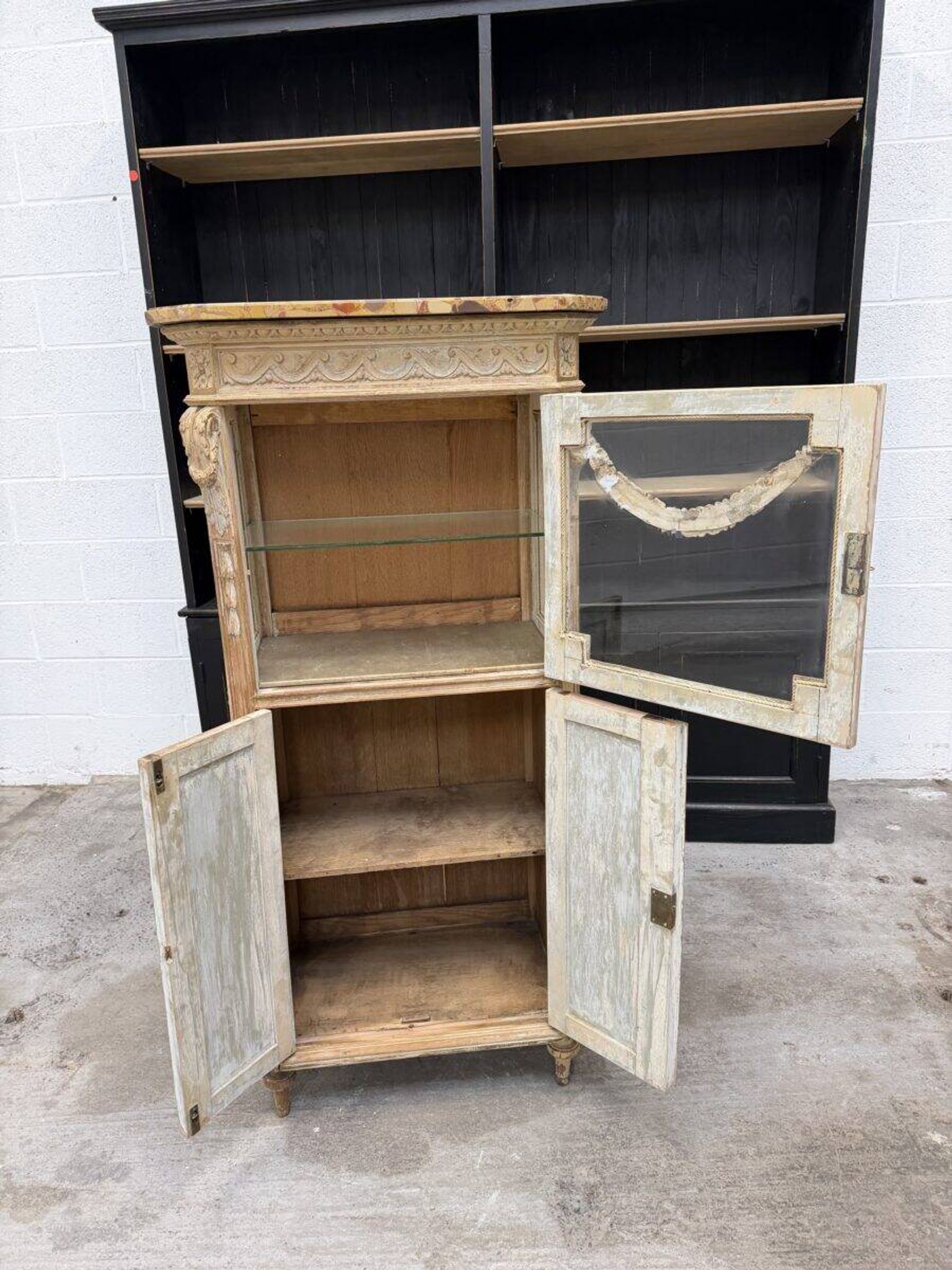 Louis XVI display cabinet from the early 20th century.
