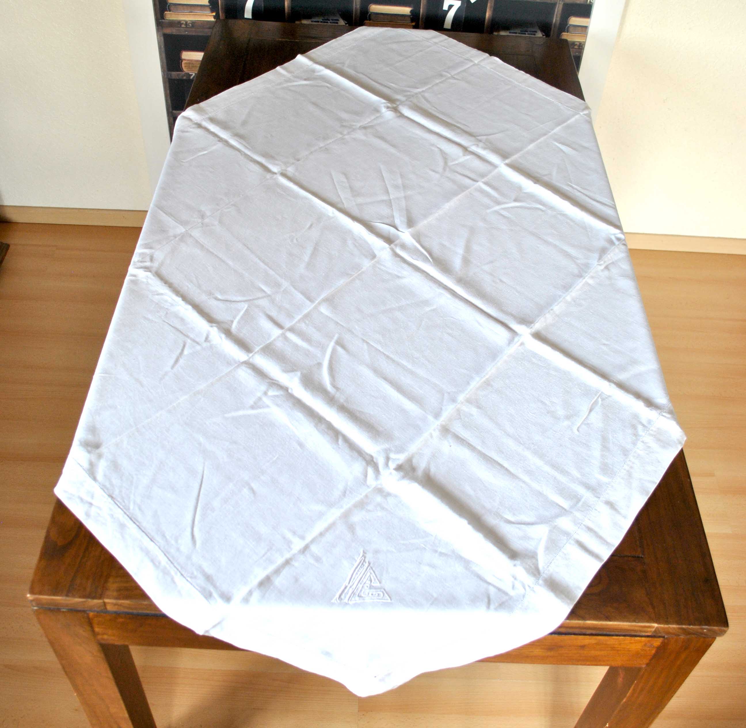 Vintage country tablecloth in embroidered cotton