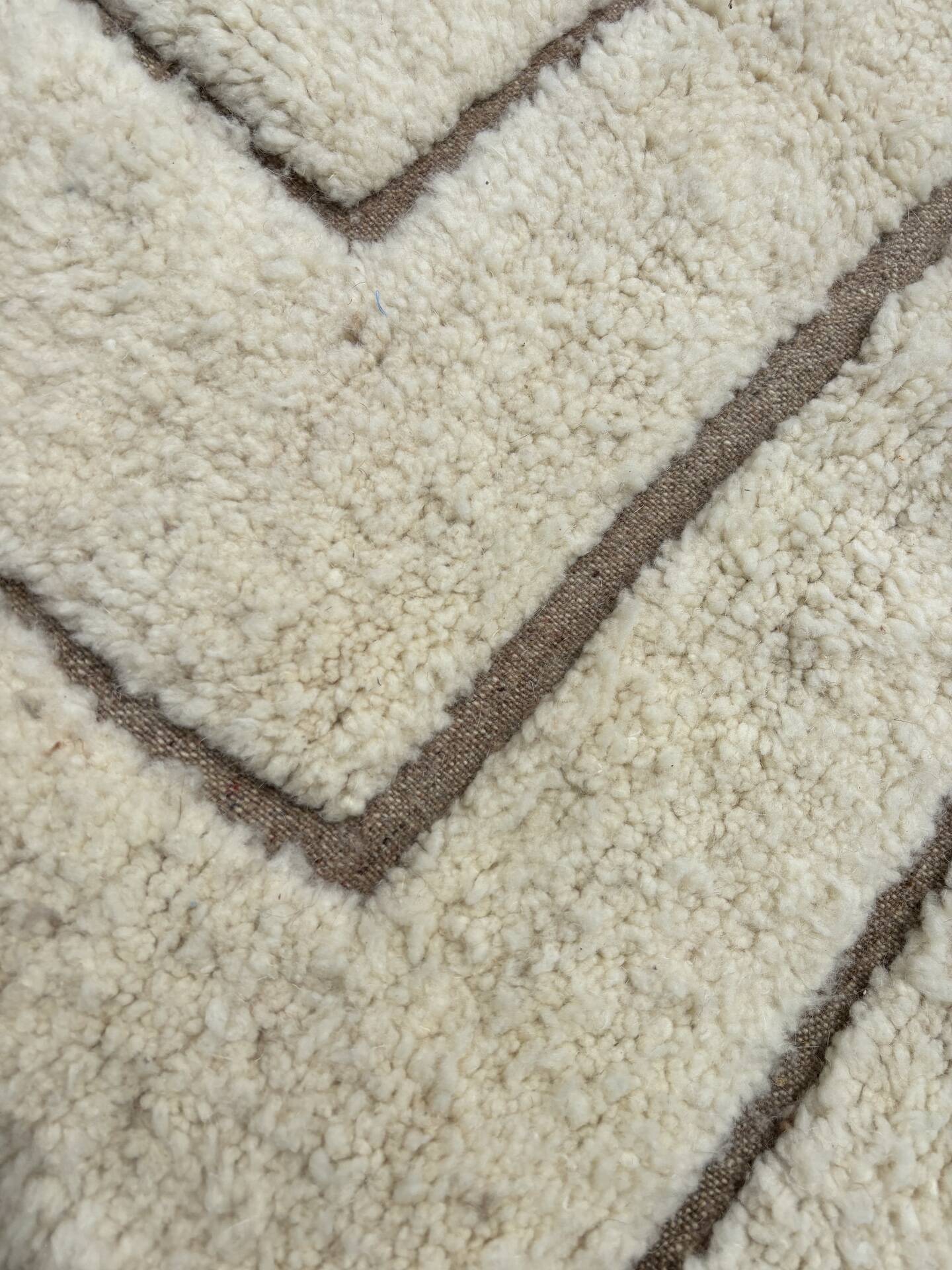 large modern Moroccan Berber rug Benin Ouarain