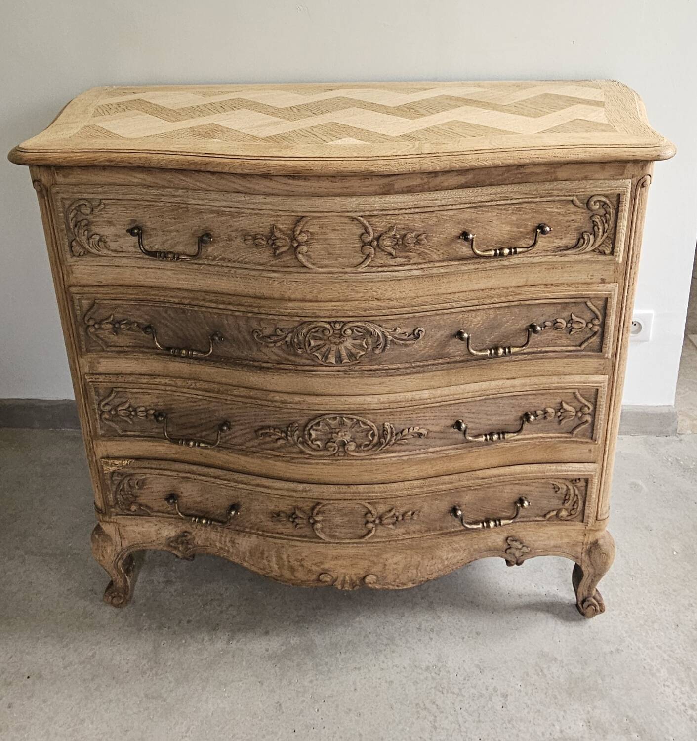 Louis XV style curved chest of drawers with 4 drawers in raw solid oak