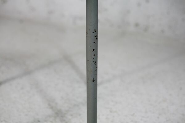 Table d'appoint piètement acier tubulaire, plateau rond cerclage bois, France, circa 1950