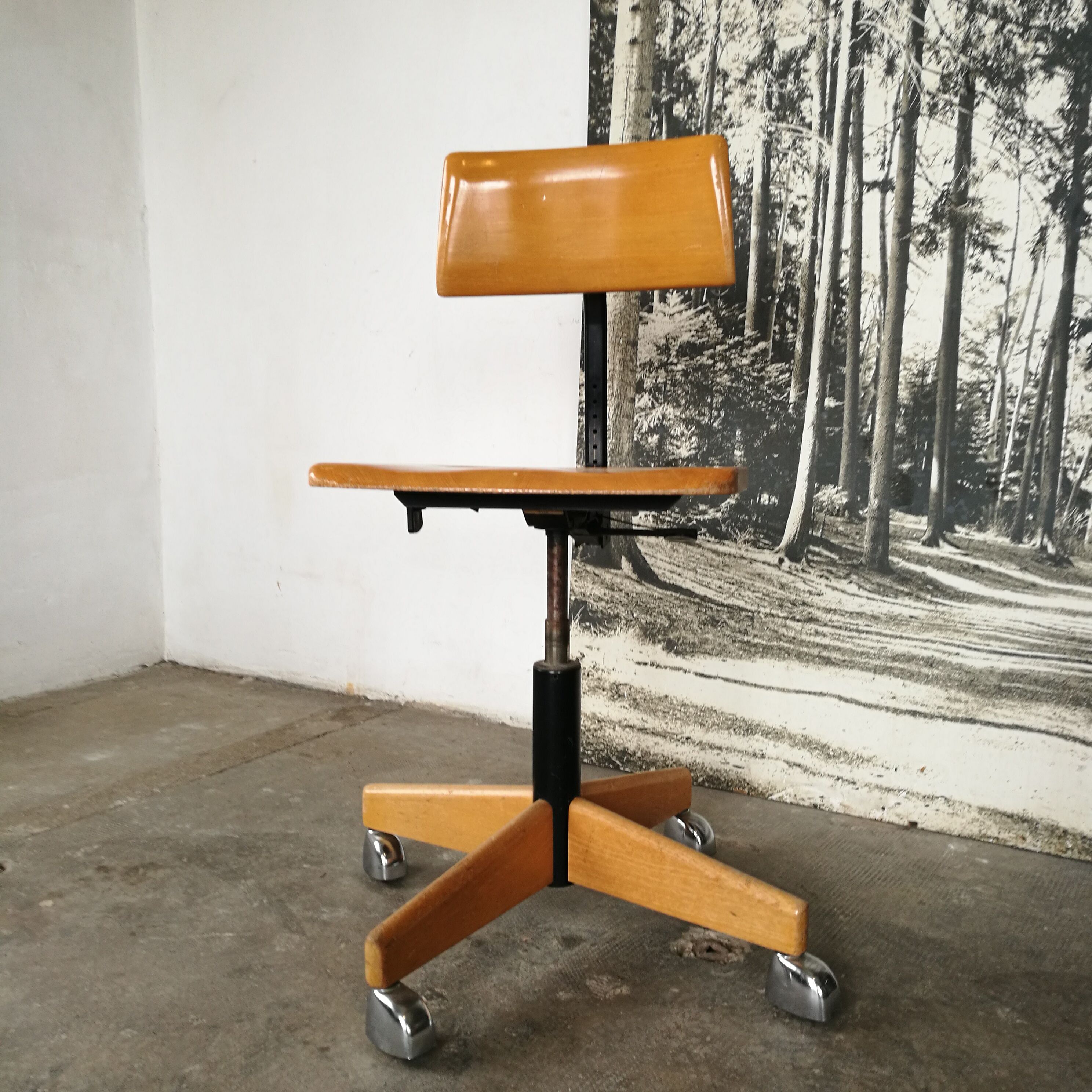 Swivel workshop chair