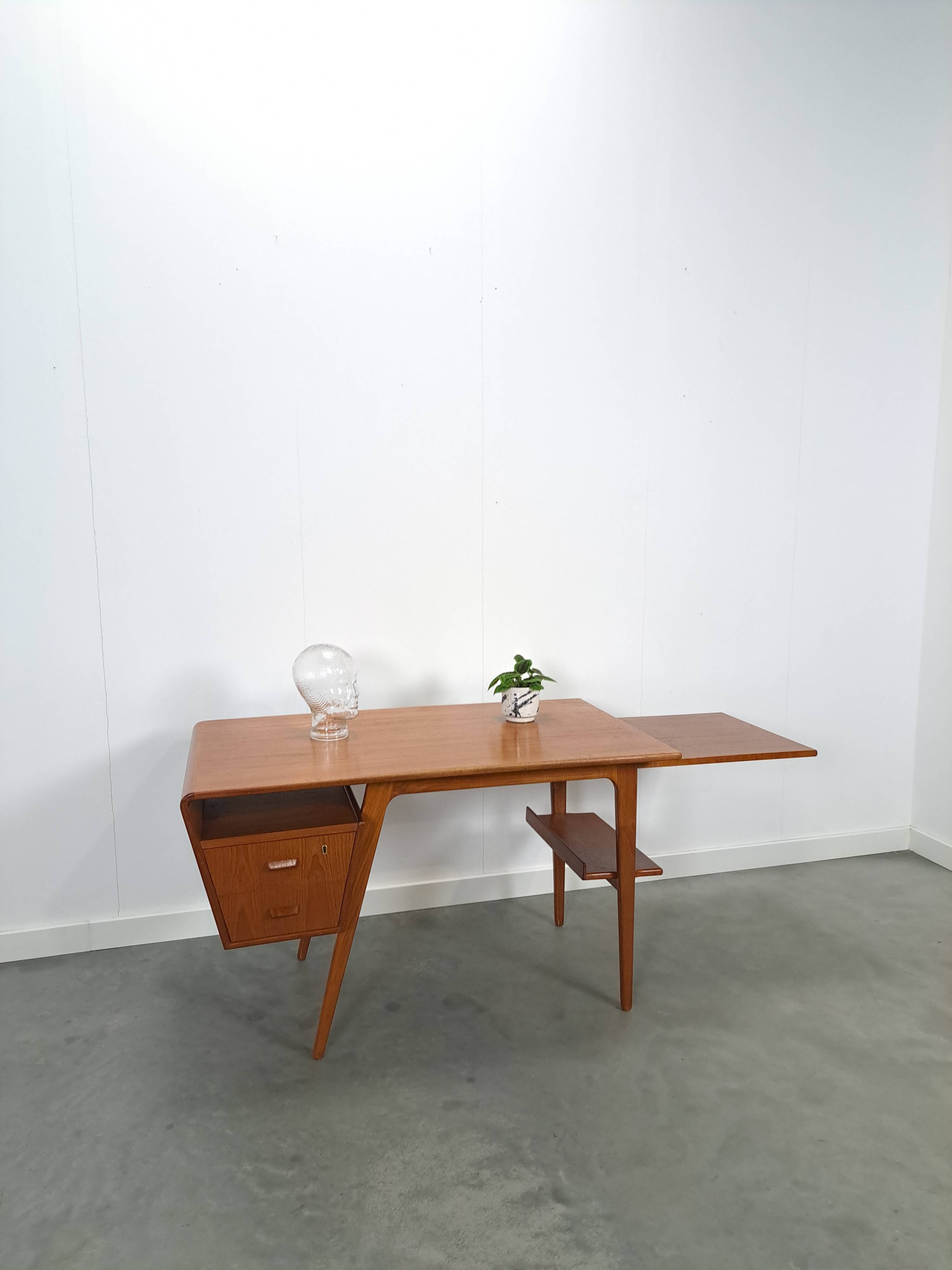 Teak vrijstaand partner bureau met schuine vormen, lades en extra werkblad