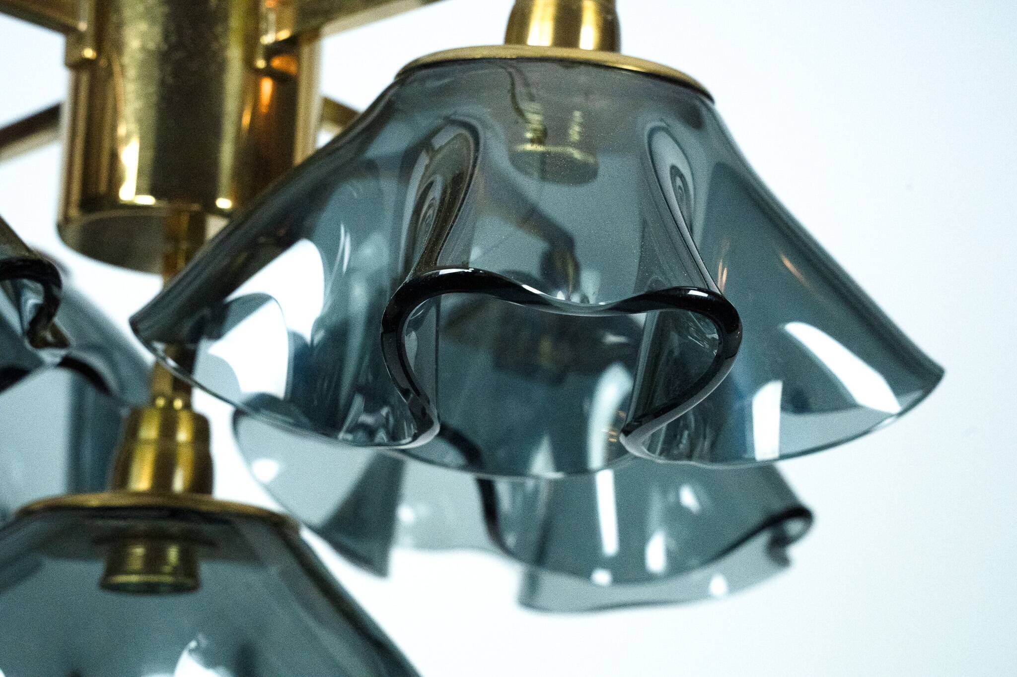 Lustre italien à cinq bras en verre fumé Vistosi et laiton, années 1970