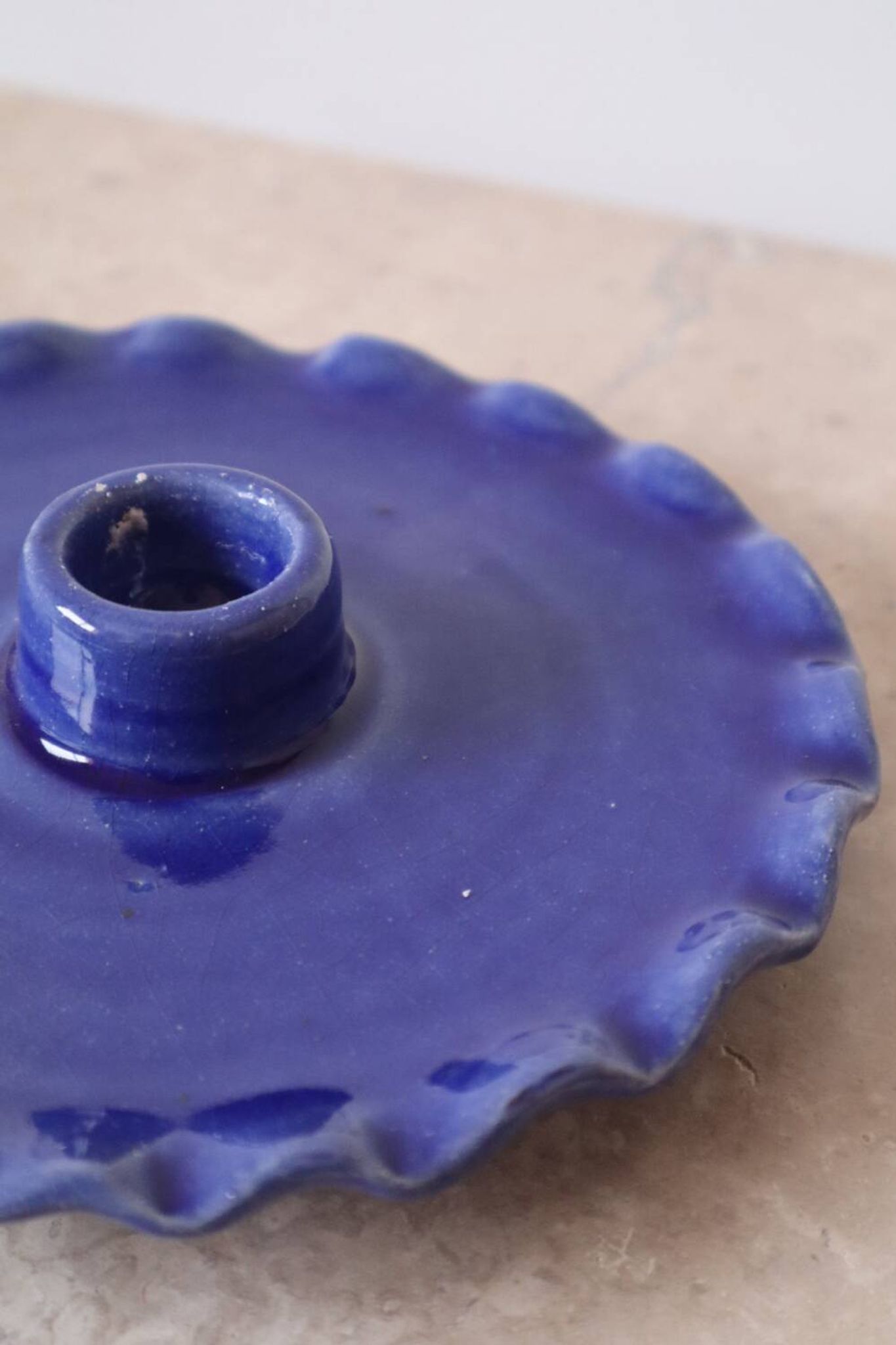 Bougeoir assiette en céramique dentelée bleu klein