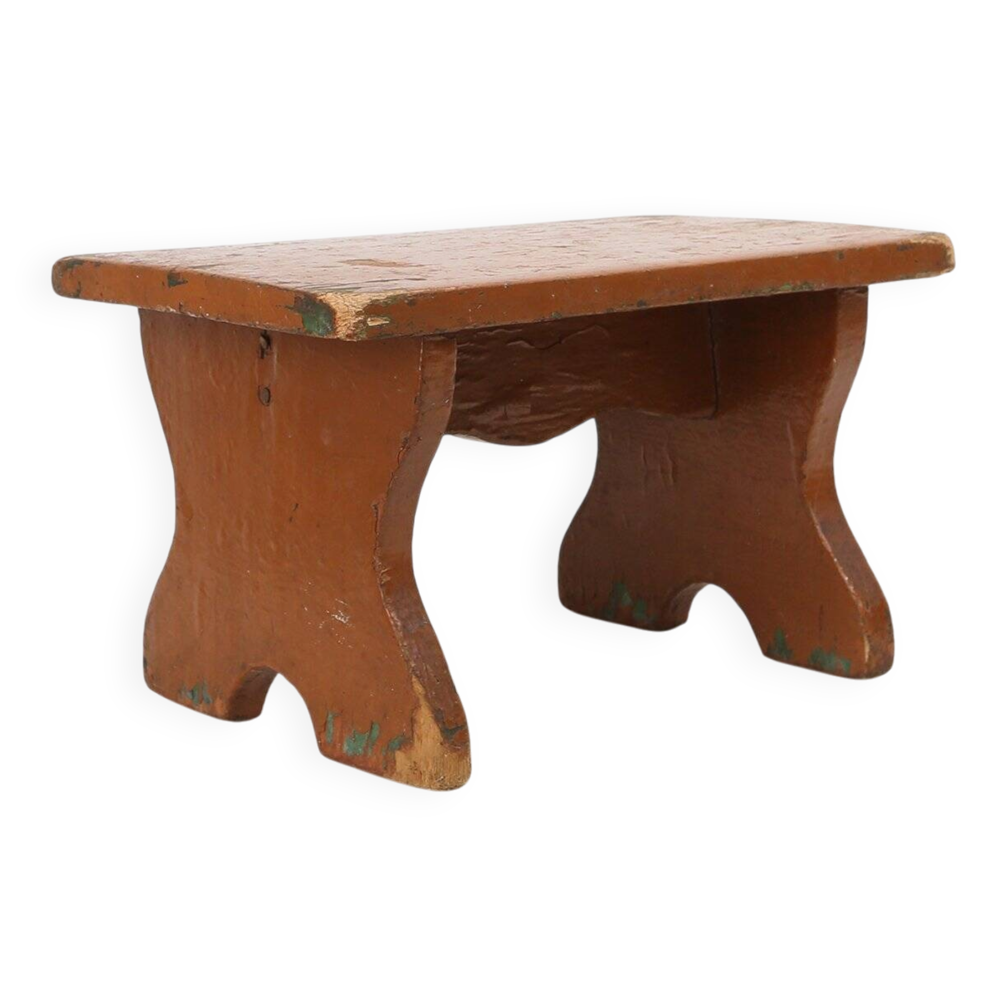 Tabouret bas rustique français en bois peint en terre cuite, années 1890.