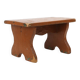 Tabouret bas rustique français en bois peint en terre cuite, années 1890.