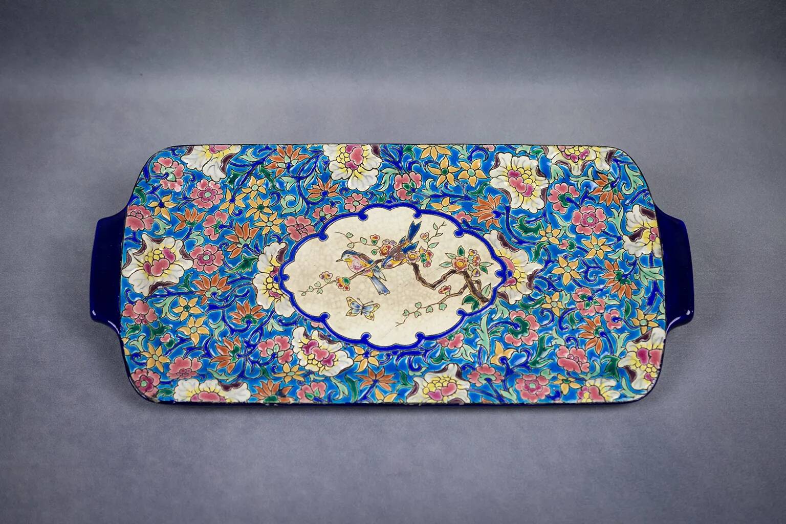 Plat à cake Longwy, décor floral et médaillon d’oiseaux, début XXème