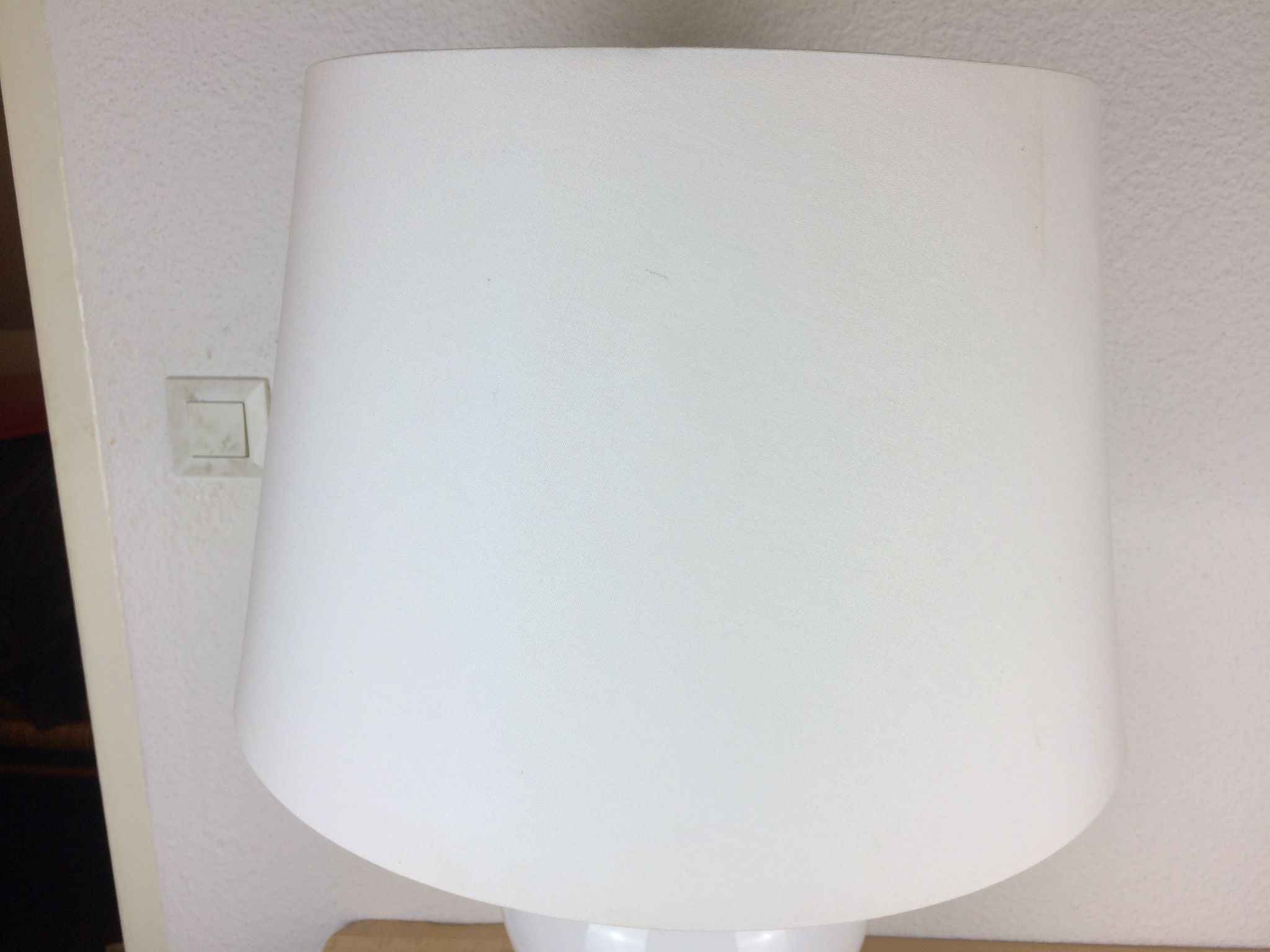 Lampe à poser opaline années 70 space age pied balustre