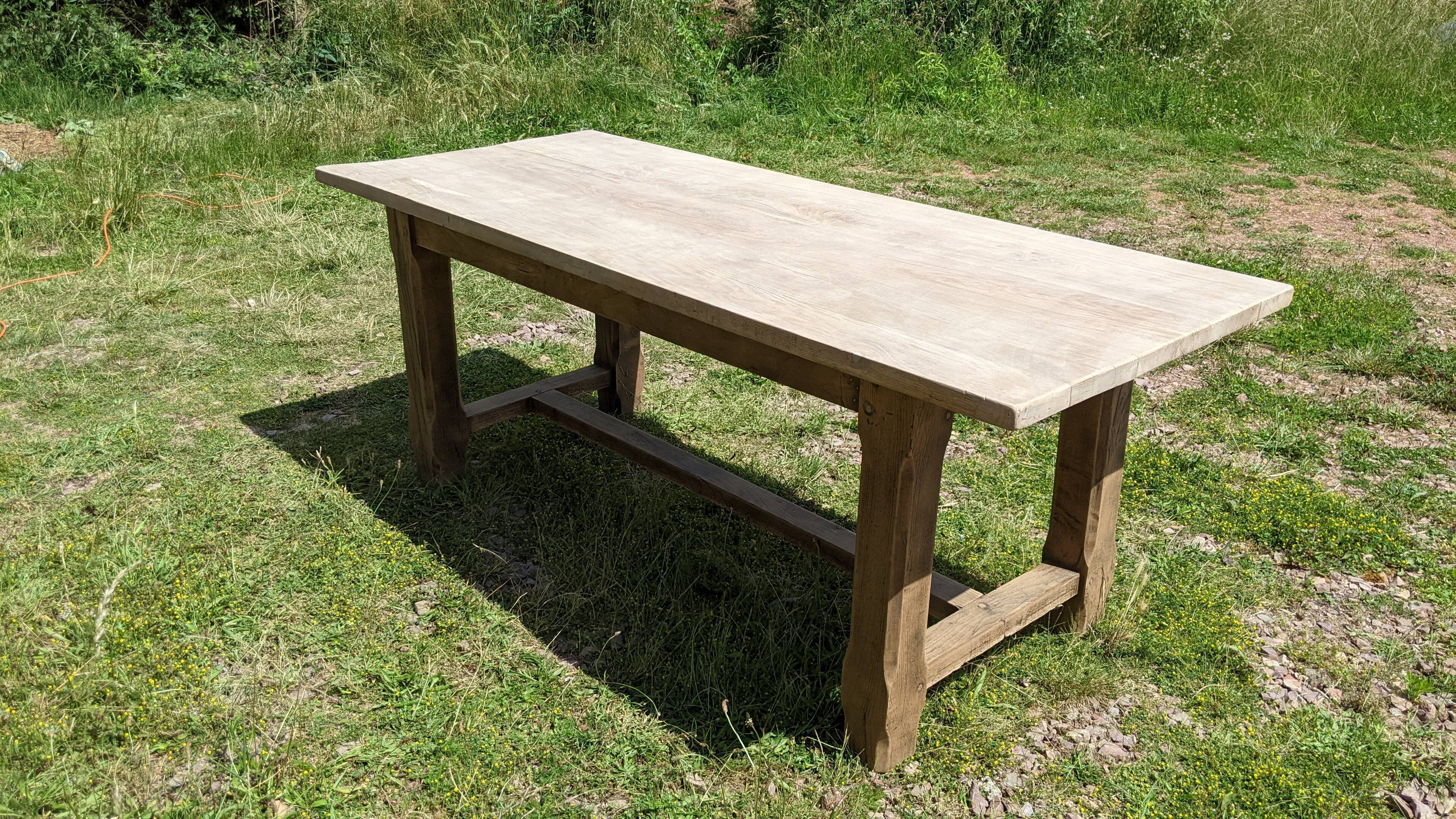 Old table in solid chene