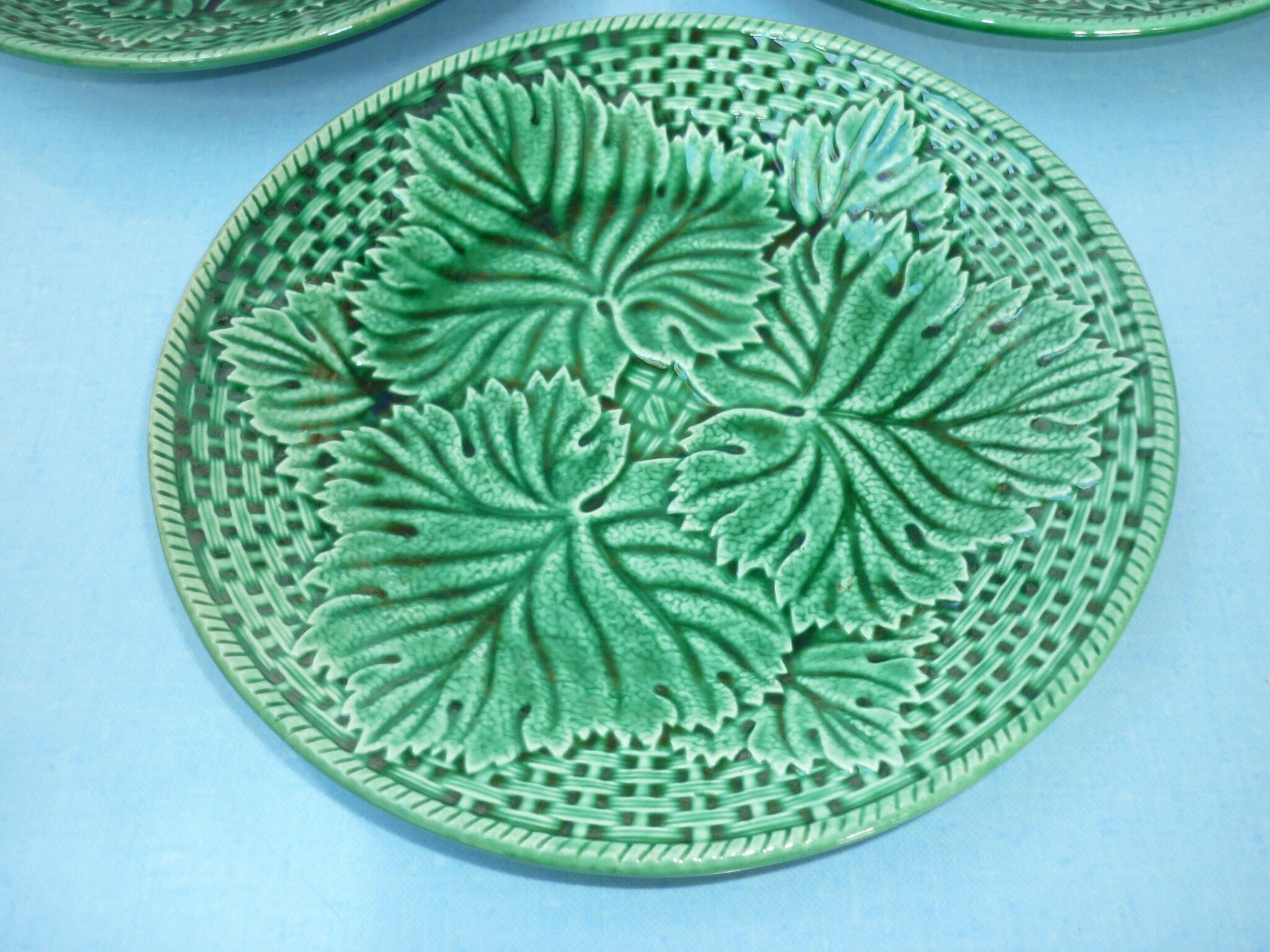 Set of 3 green plates of Gien, vine leaves