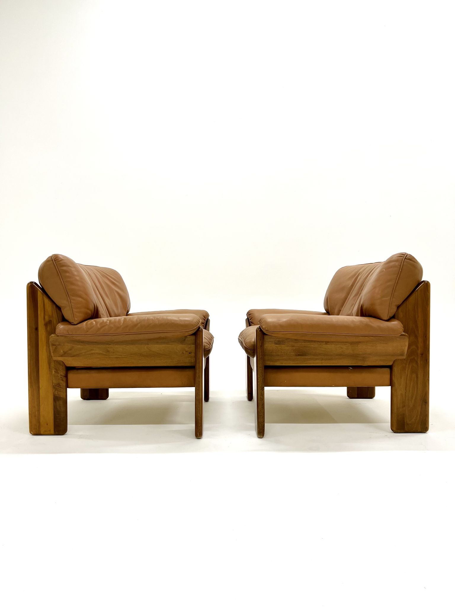 Pair of leather armchairs by Sapporo for Mobil Girgi, italy 1970s