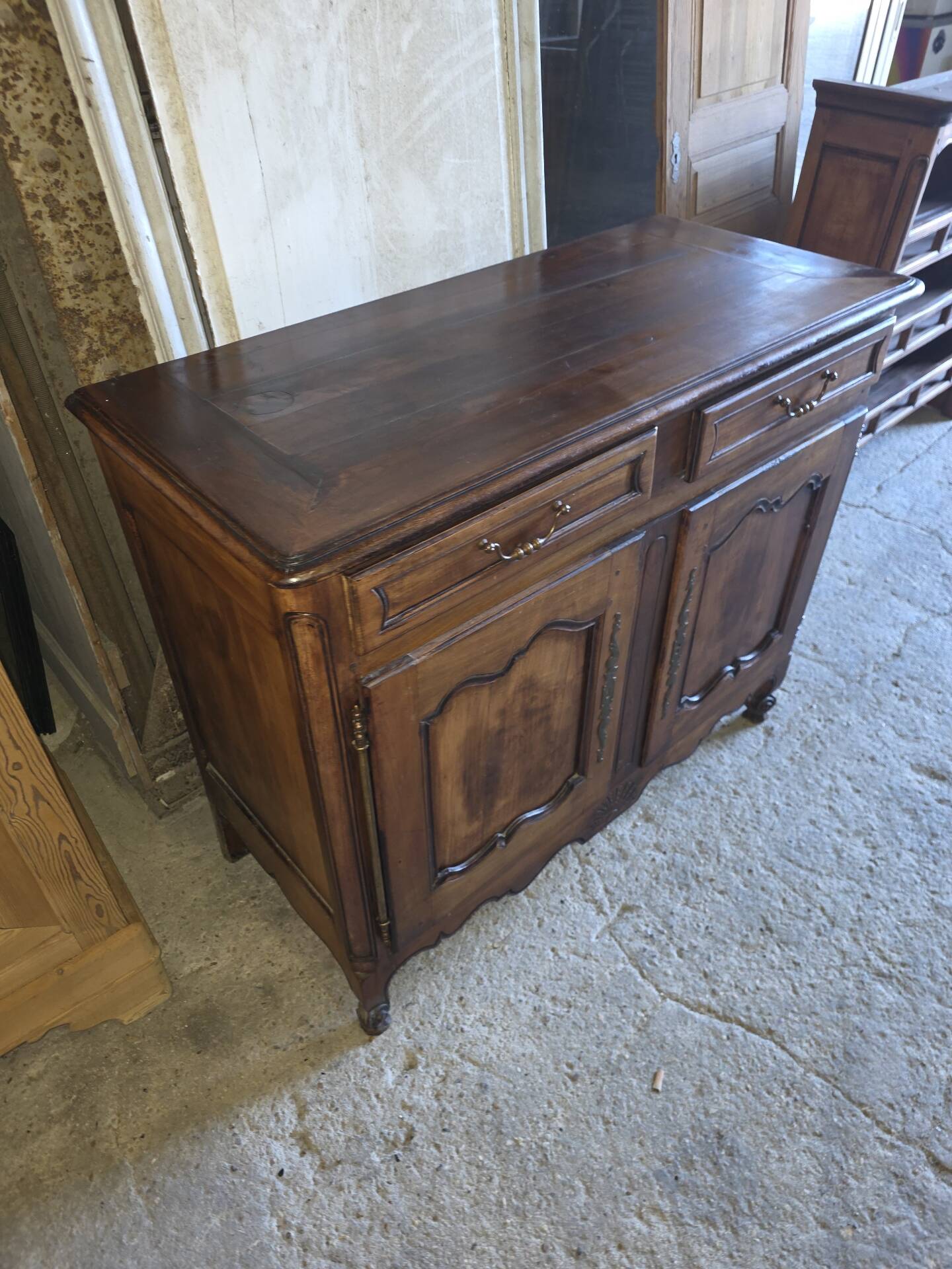 Buffet bas style Louis XV en merisier 