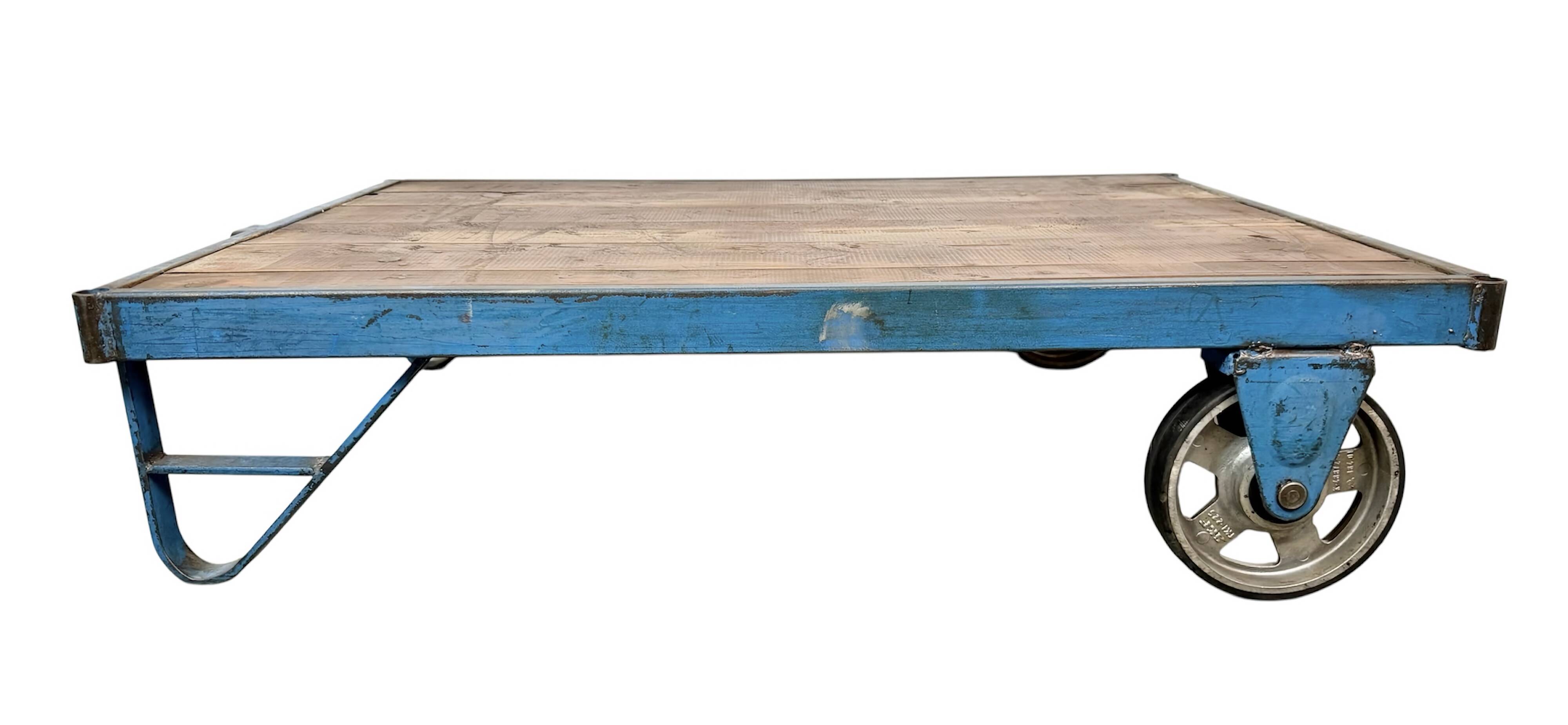 Table basse industrielle bleue, années 1960