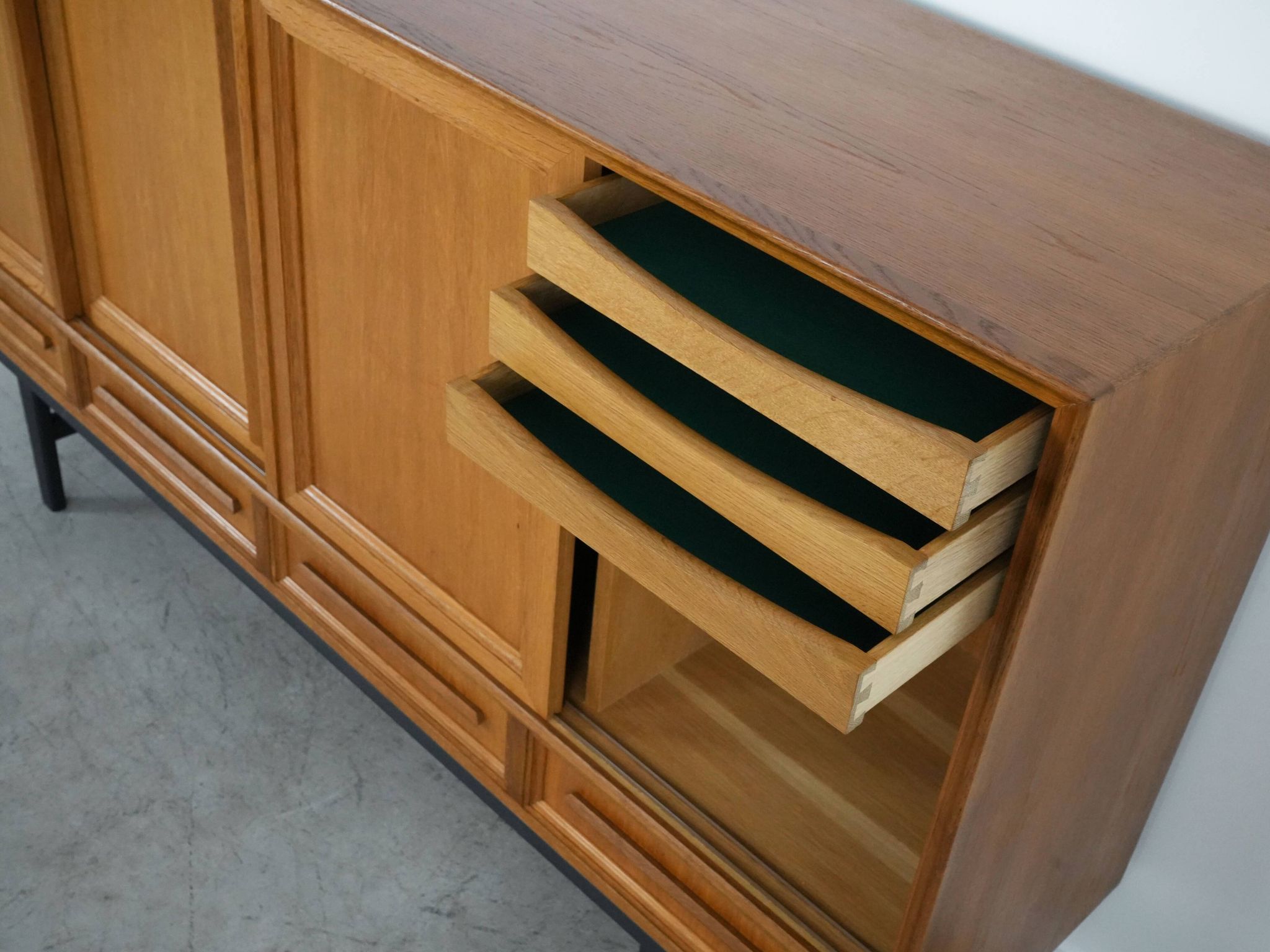Buffet haut en chêne, design danois, années 1960, production : Danemark