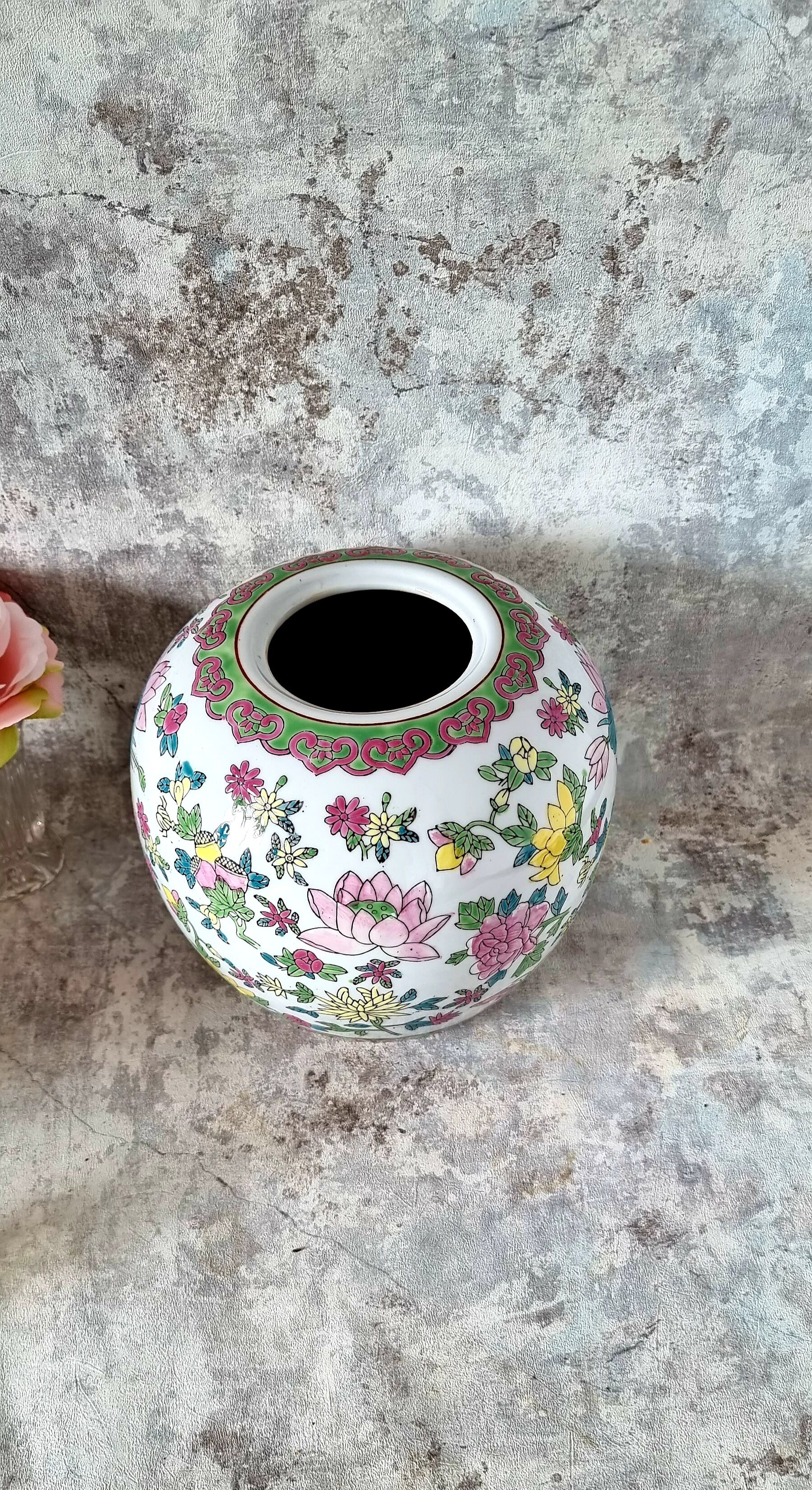 Vase en porcelaine de style chinois impeccable et multicolore