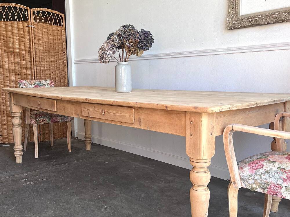 Table en sapin massif, pieds tournés