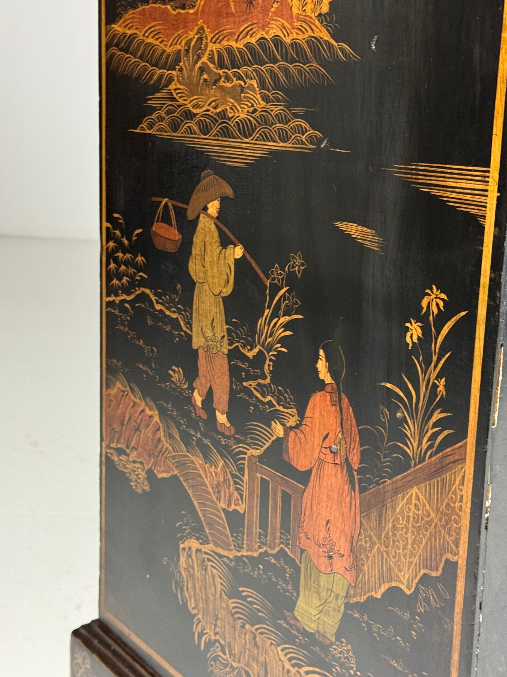 Cabinet laqué chinoiserie du 20e siècle anglais