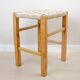 Tabouret bas vintage en bois avec jonc de mer