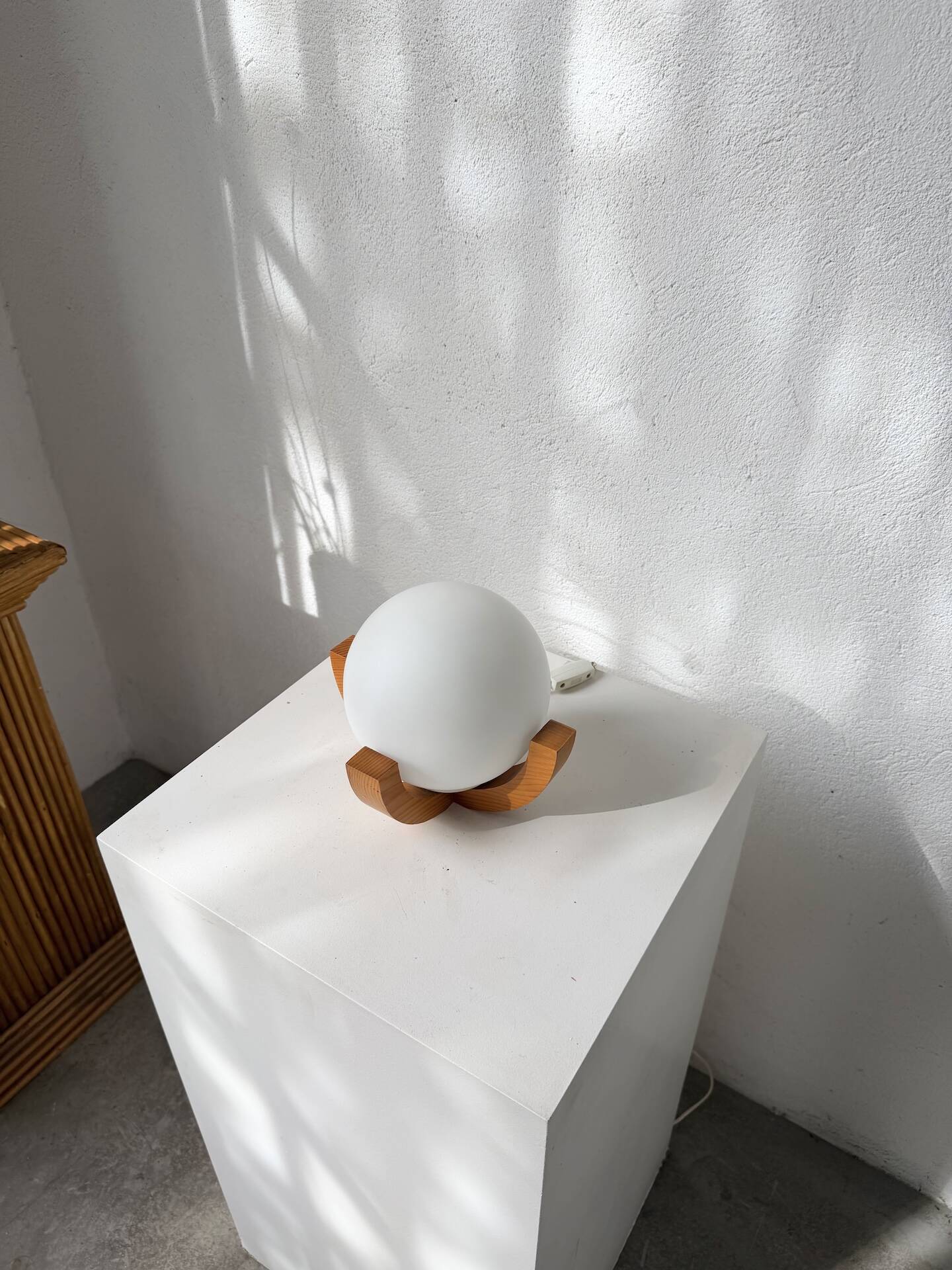 1980s pin support ball desk lamp