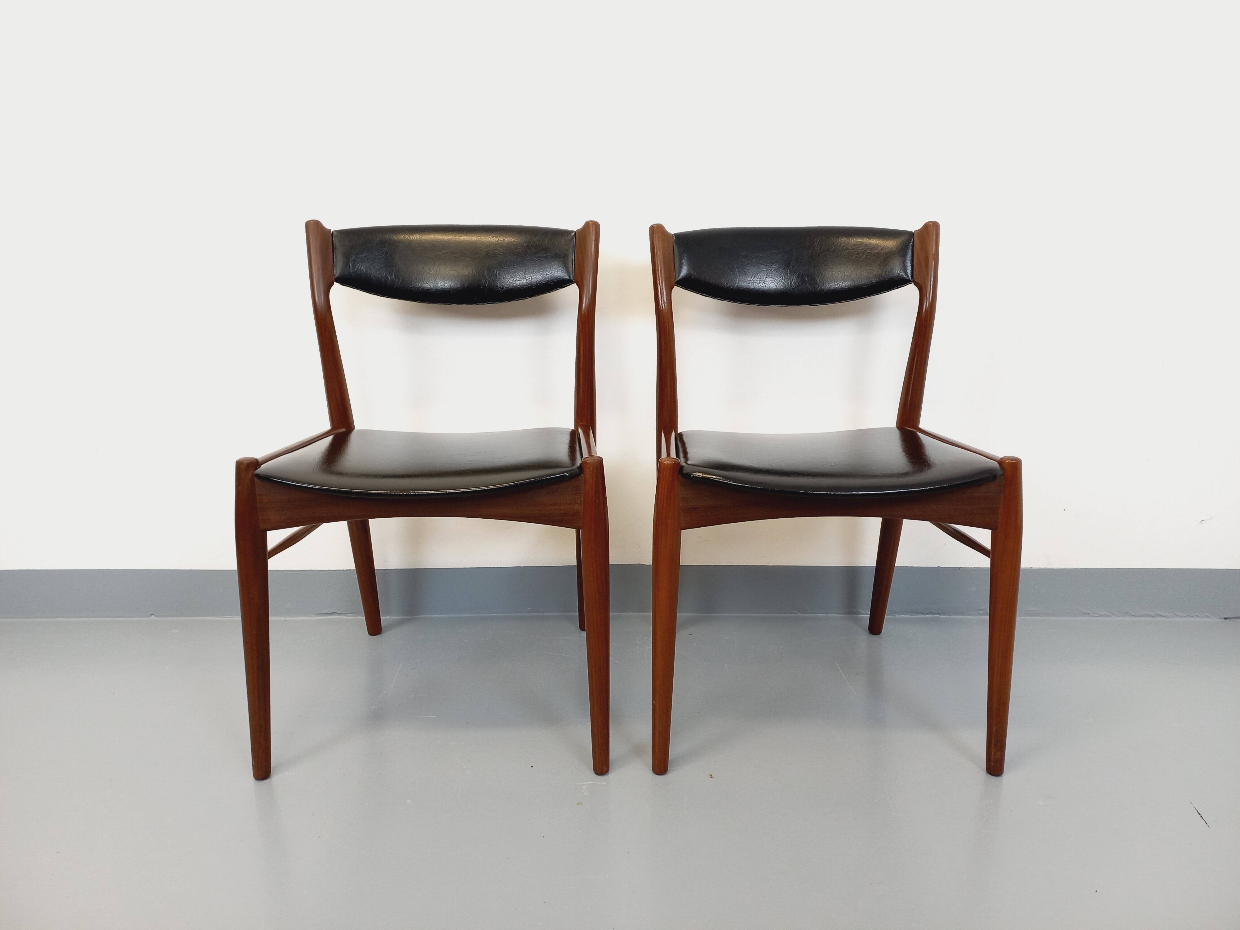 Paire de chaises scandinaves en teck et skaï, années 50-60