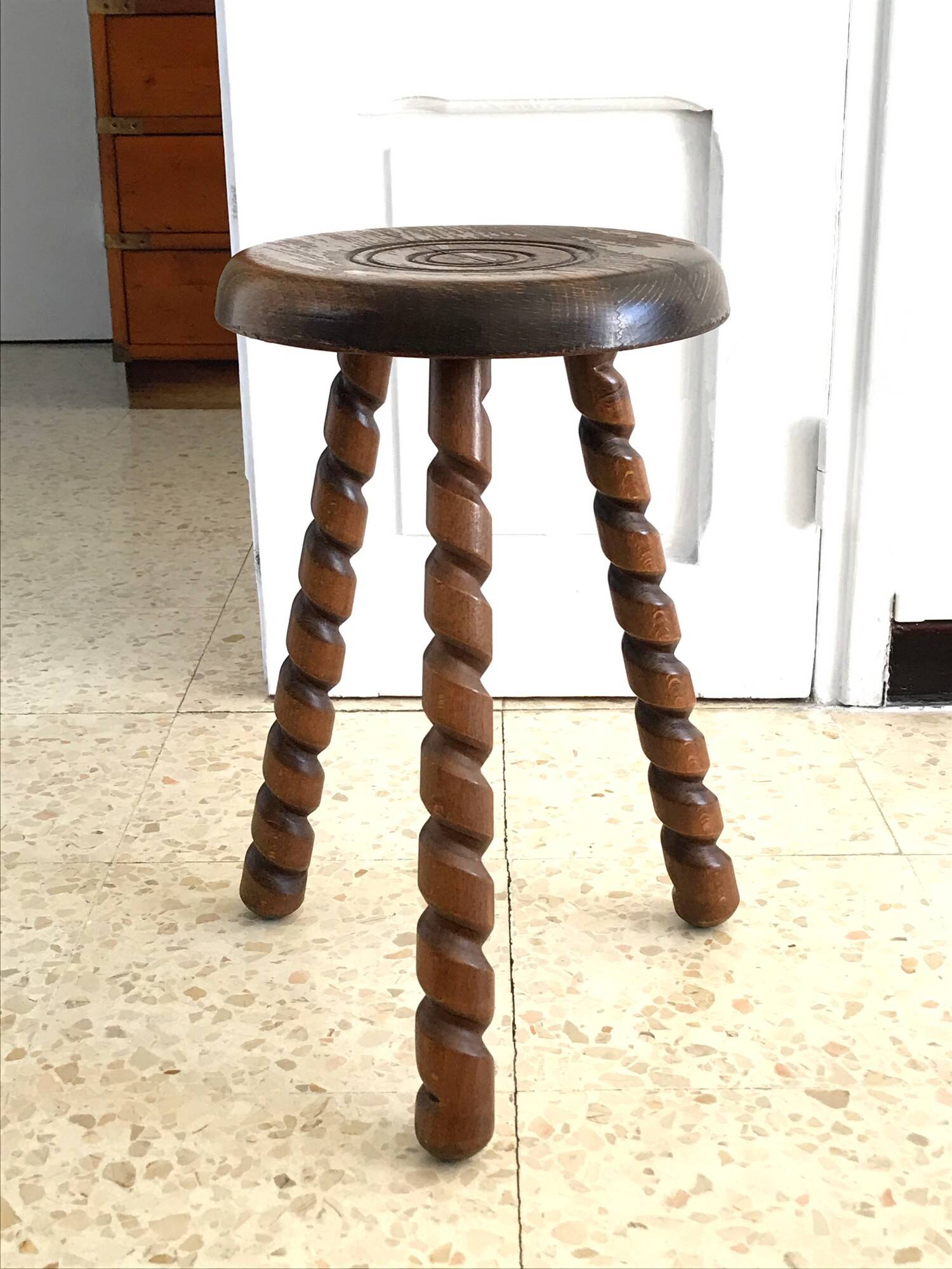 Tabouret tripode vintage en bois tourné