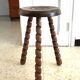 Tabouret tripode vintage en bois tourné