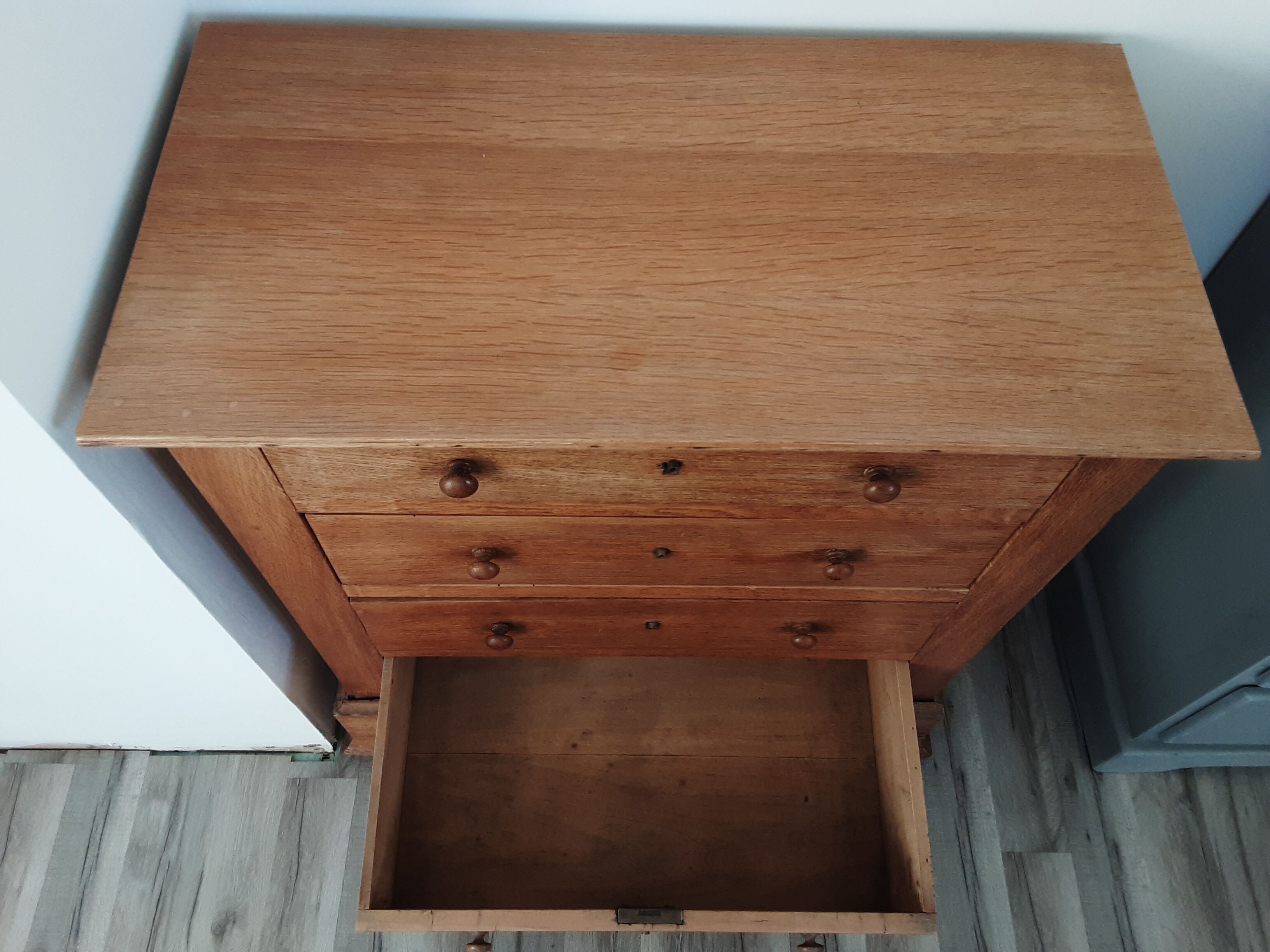 Oak chest of drawers